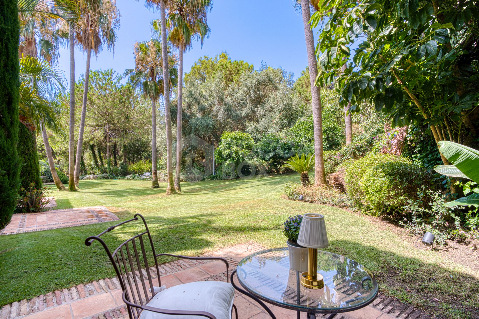 Elegant Six Bedroom, South-Facing Villa in Prestigious Lomas de Marbella Club
