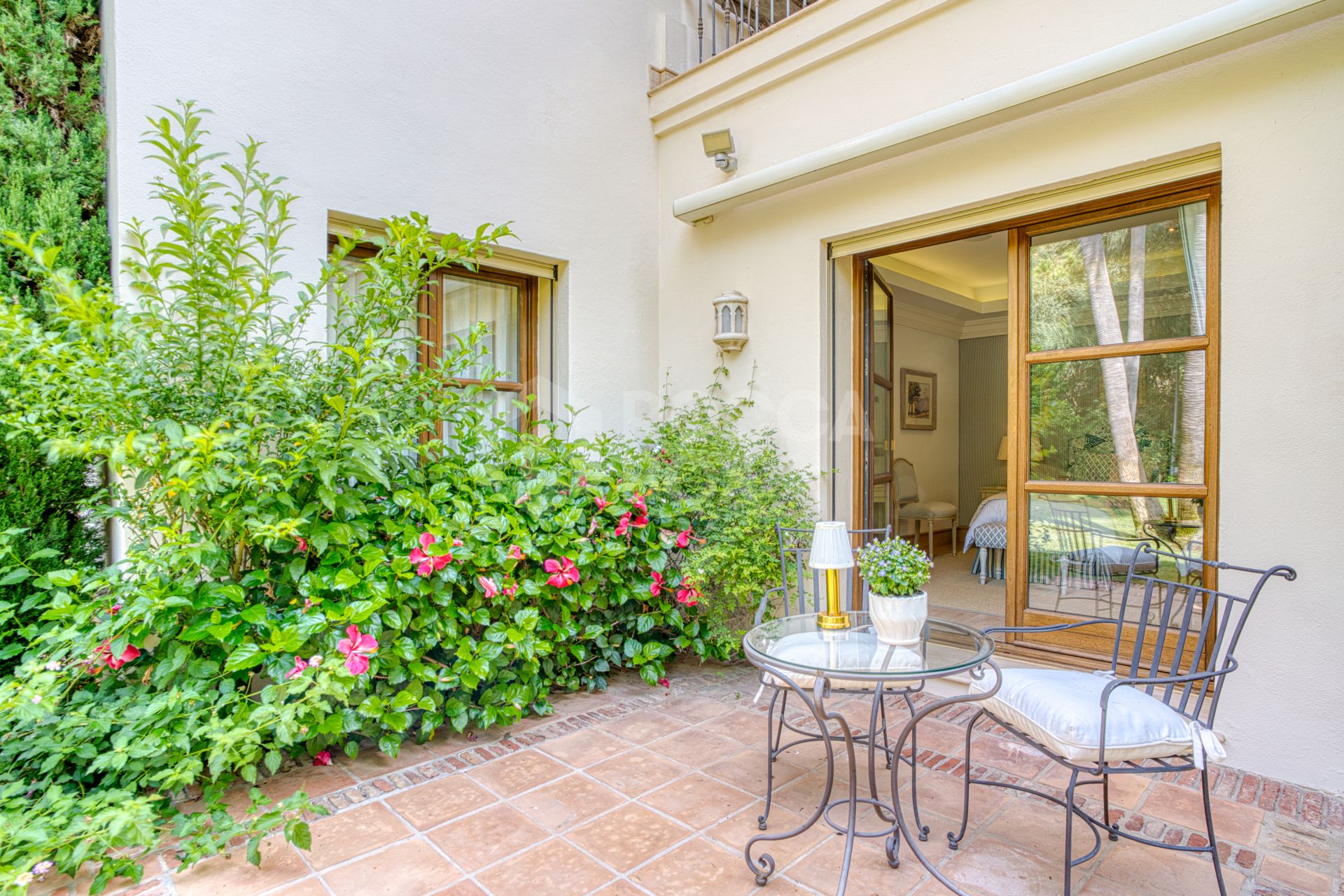 Elegant Six Bedroom, South-Facing Villa in Prestigious Lomas de Marbella Club