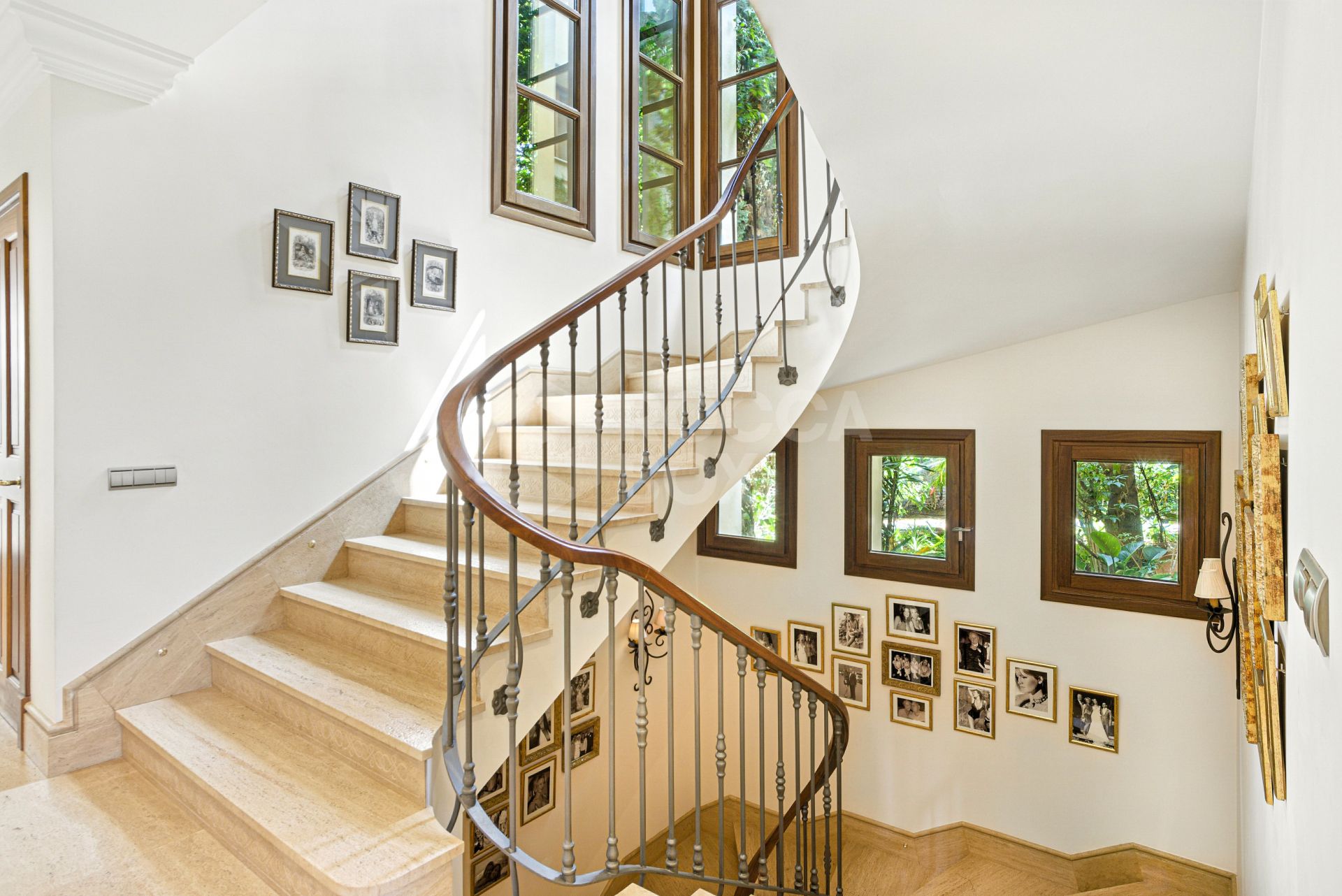 Elegant Six Bedroom, South-Facing Villa in Prestigious Lomas de Marbella Club