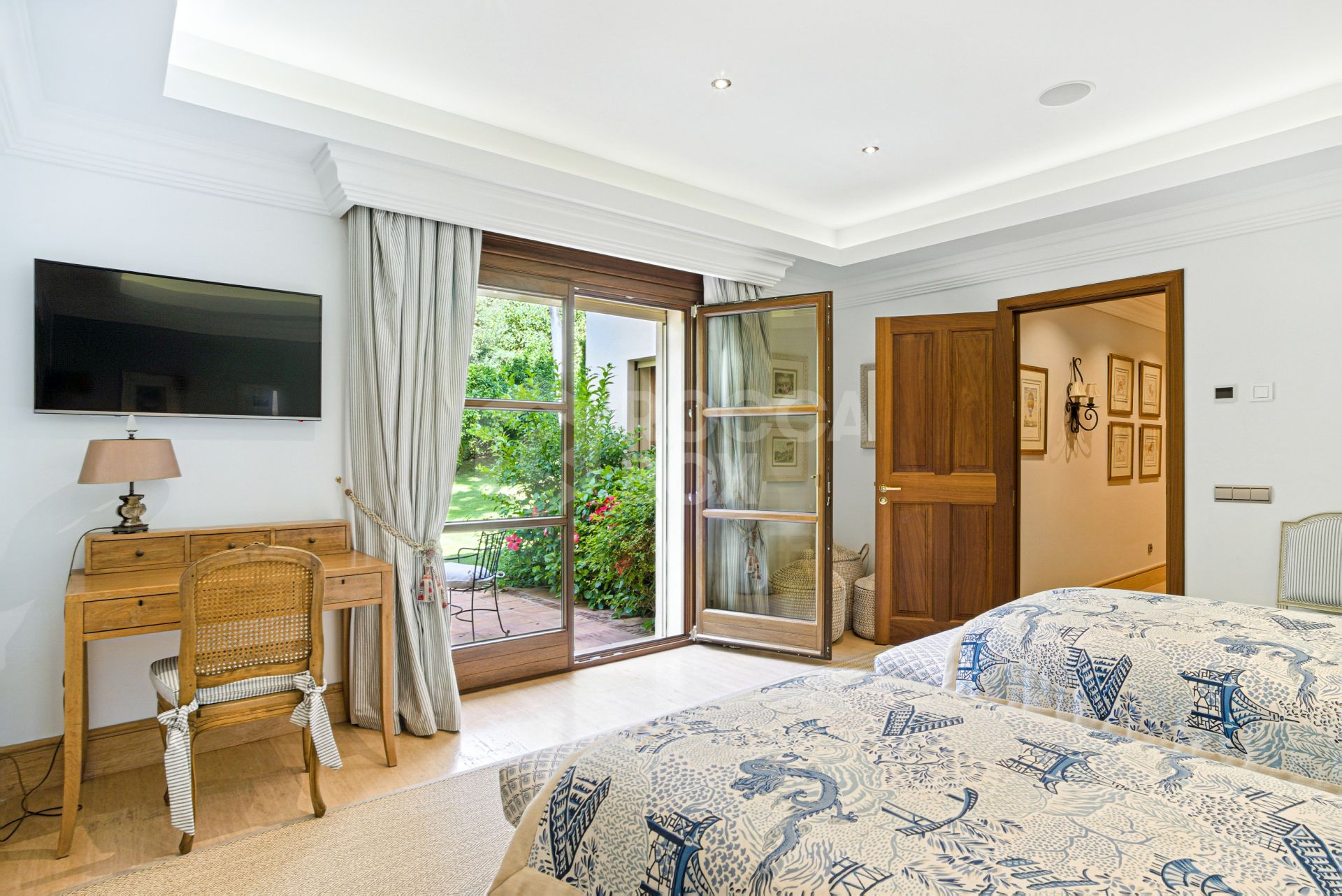 Elegant Six Bedroom, South-Facing Villa in Prestigious Lomas de Marbella Club