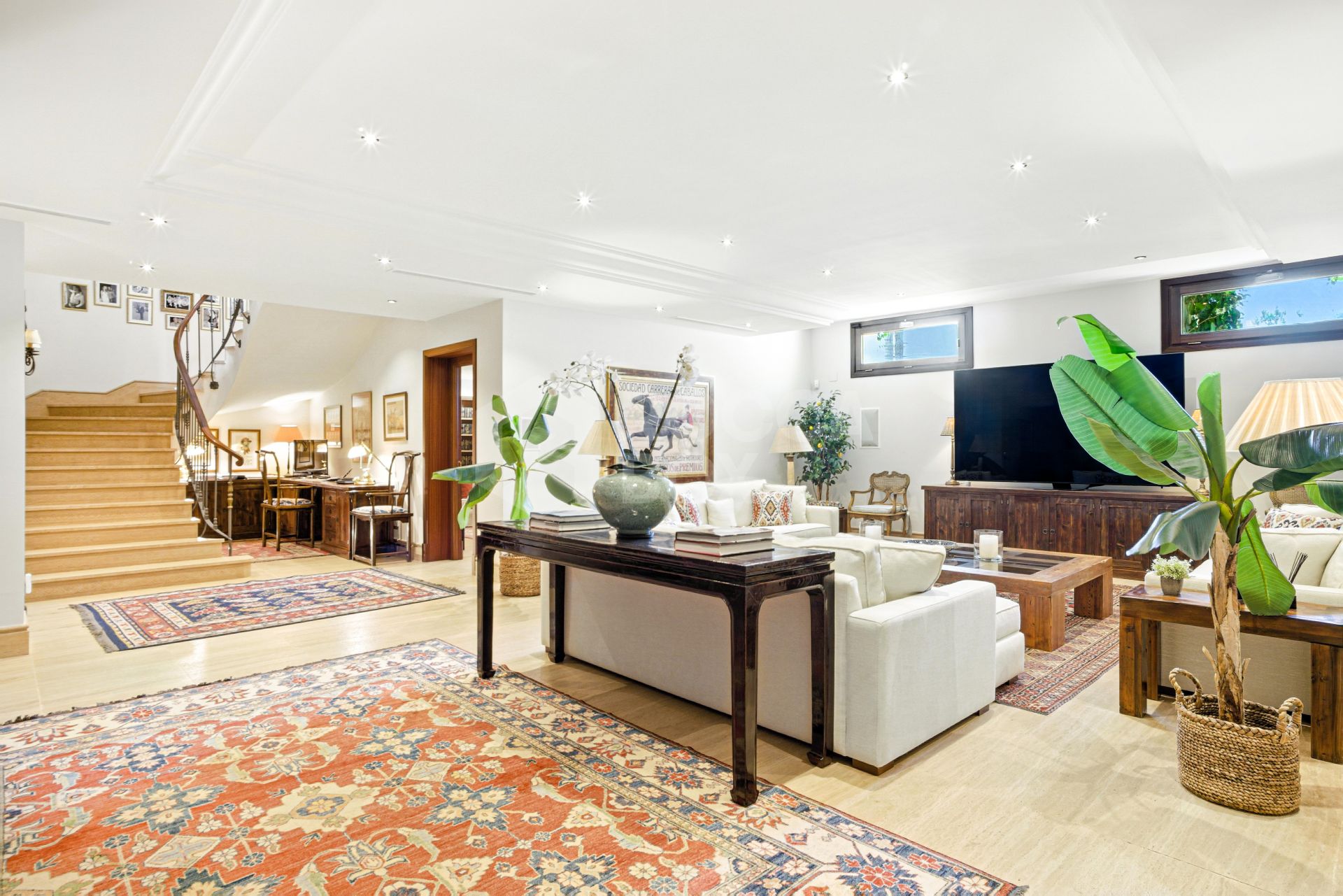 Elegant Six Bedroom, South-Facing Villa in Prestigious Lomas de Marbella Club