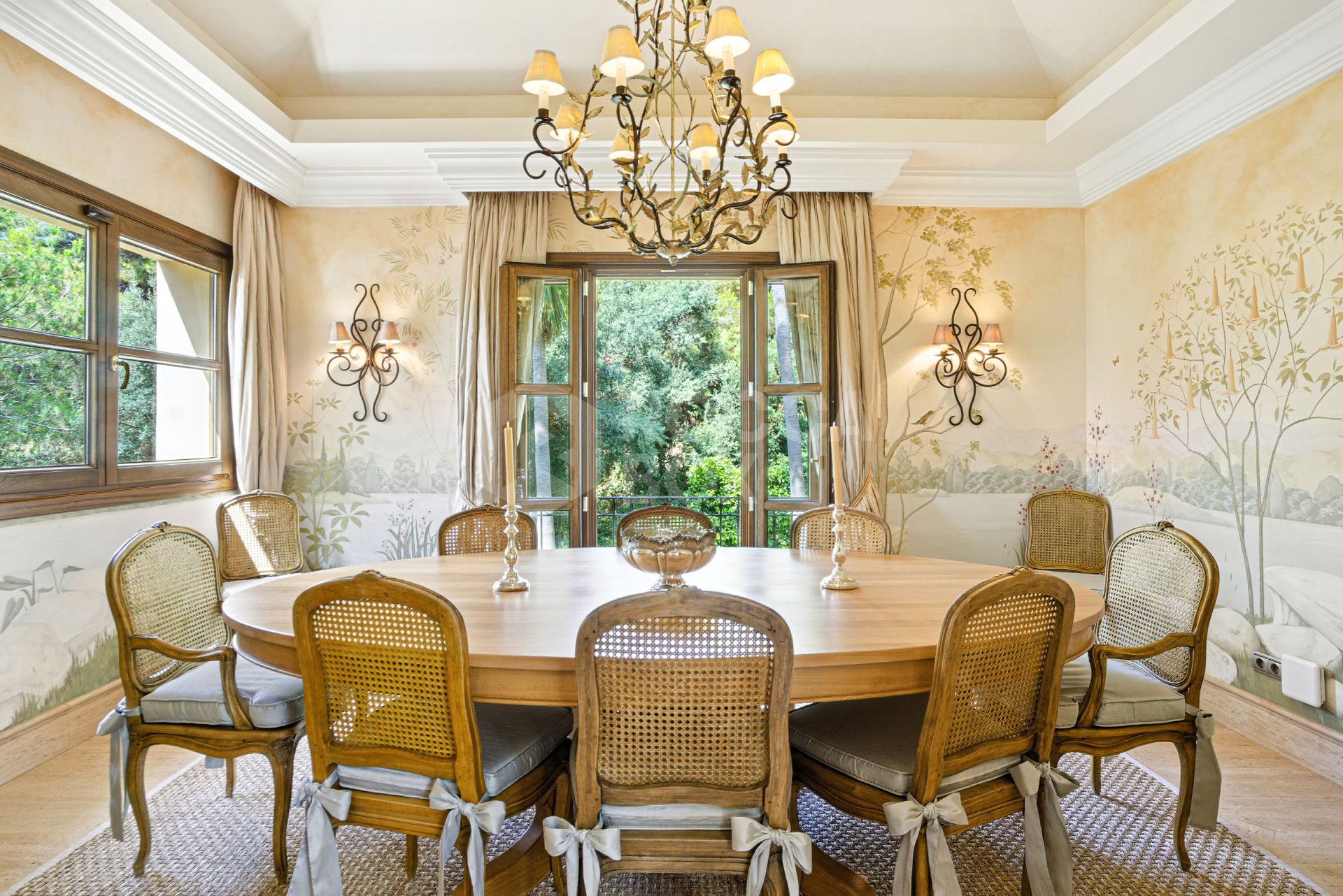 Elegant Six Bedroom, South-Facing Villa in Prestigious Lomas de Marbella Club