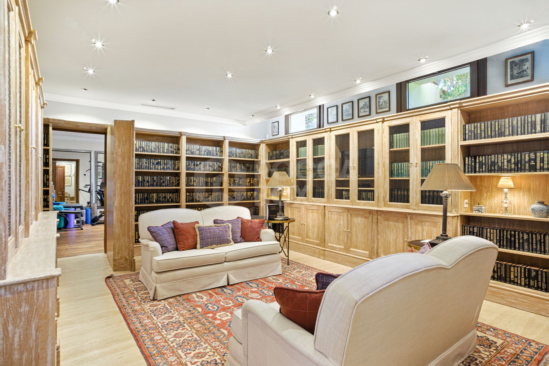 Elegant Six Bedroom, South-Facing Villa in Prestigious Lomas de Marbella Club