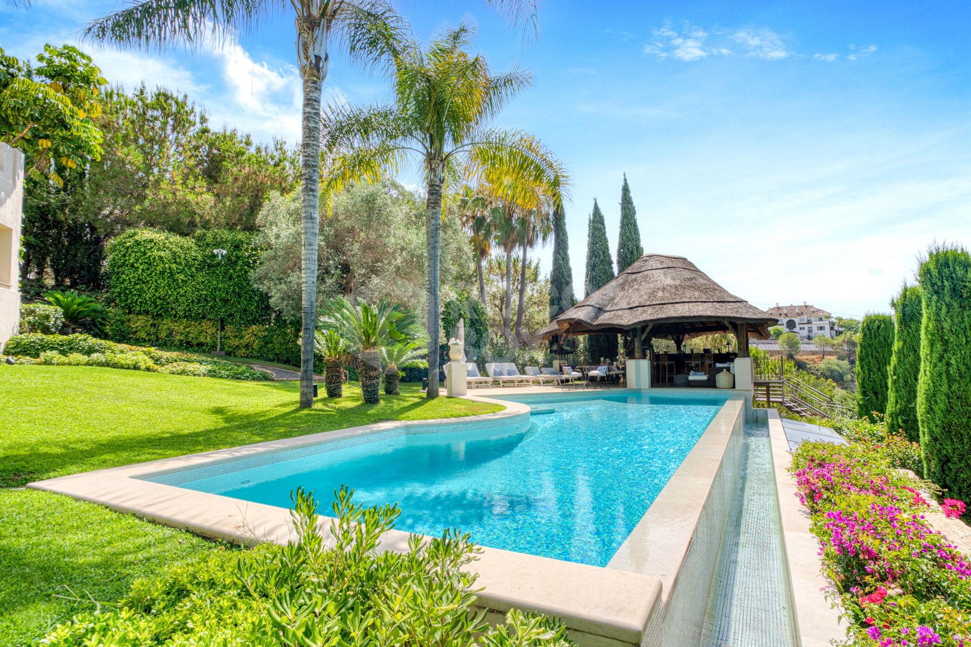 Elegant Six Bedroom, South-Facing Villa in Prestigious Lomas de Marbella Club