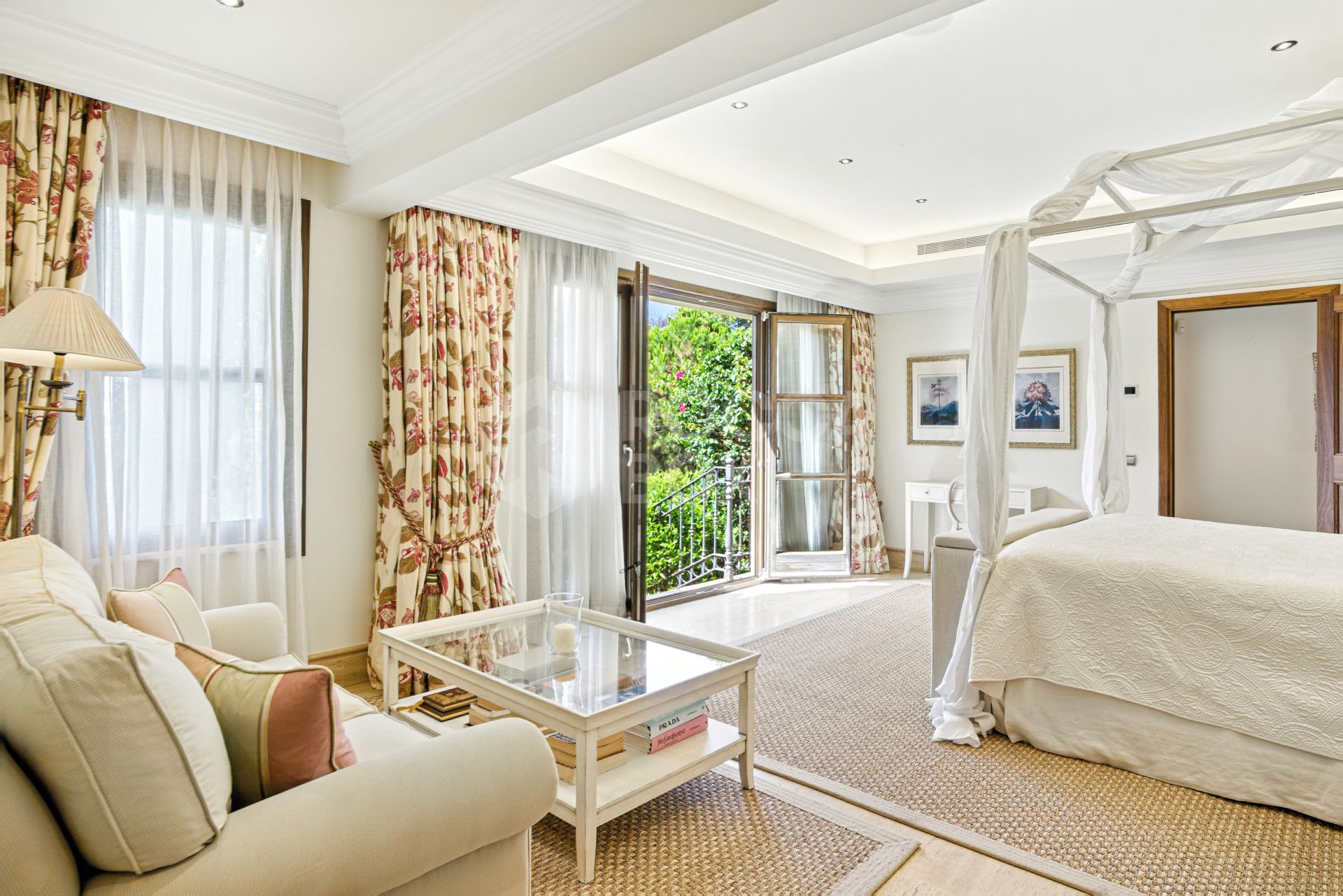 Elegant Six Bedroom, South-Facing Villa in Prestigious Lomas de Marbella Club