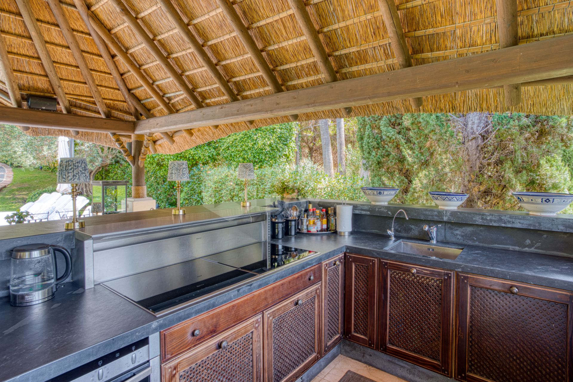 Elegant Six Bedroom, South-Facing Villa in Prestigious Lomas de Marbella Club