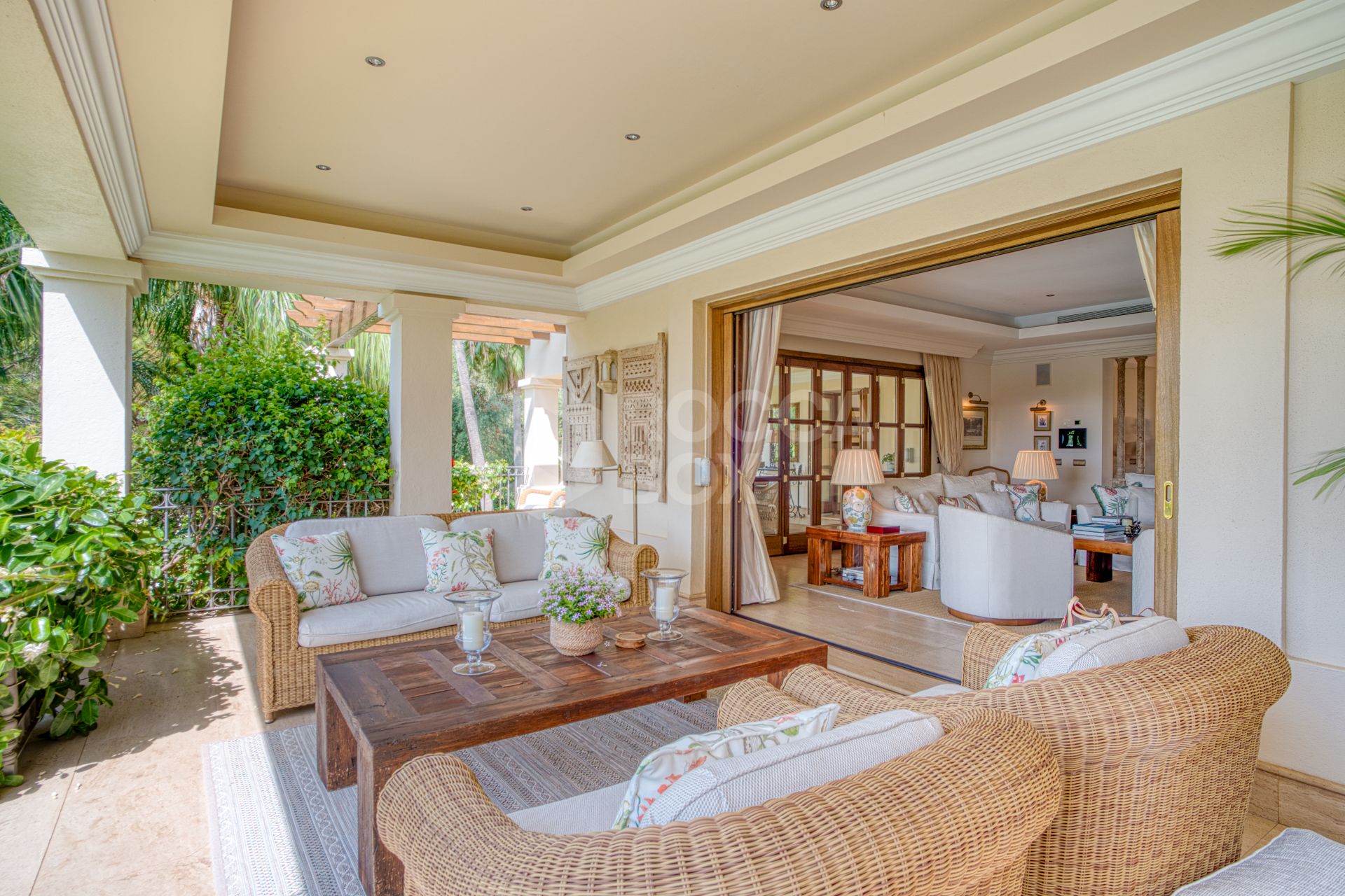 Elegant Six Bedroom, South-Facing Villa in Prestigious Lomas de Marbella Club