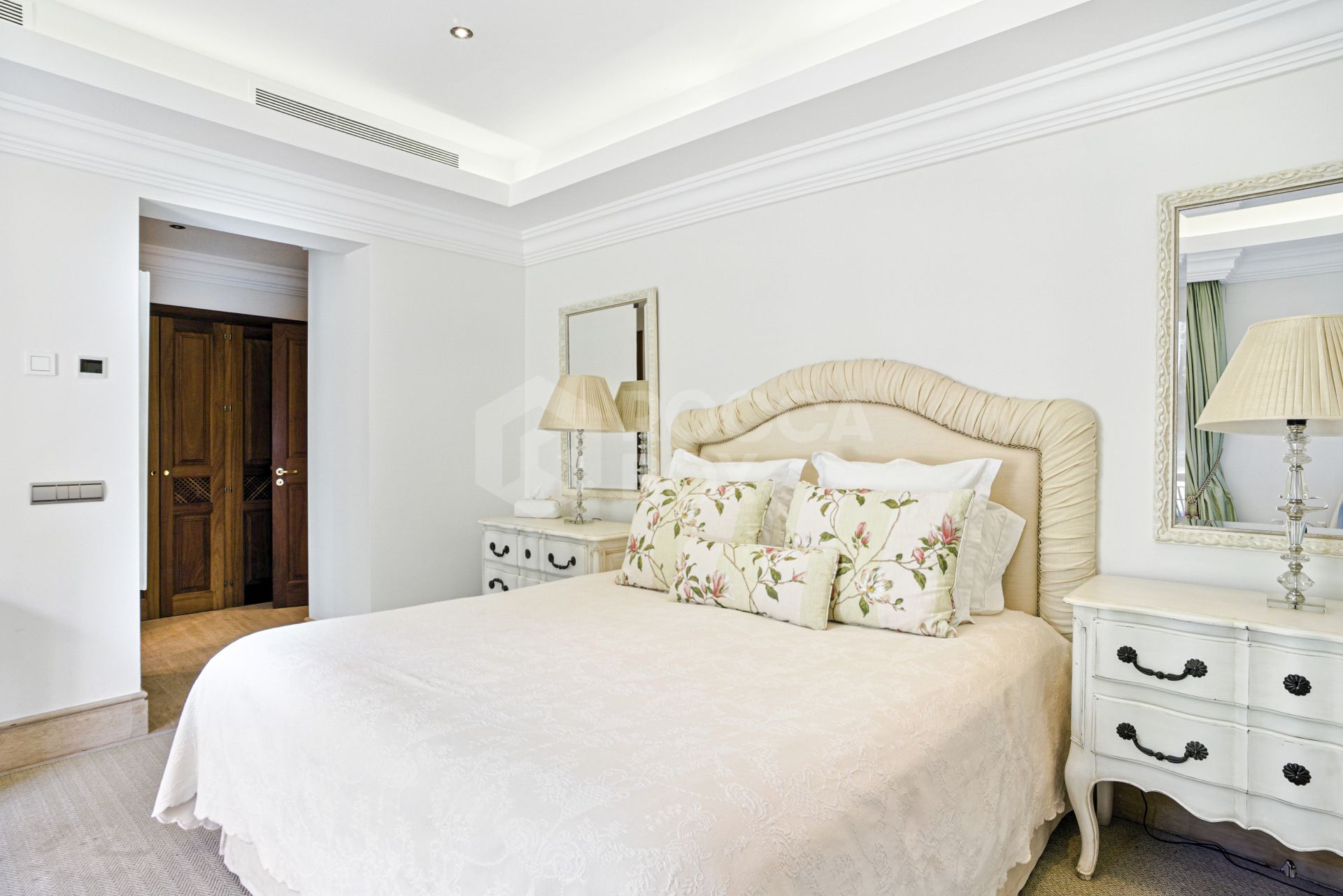 Elegant Six Bedroom, South-Facing Villa in Prestigious Lomas de Marbella Club