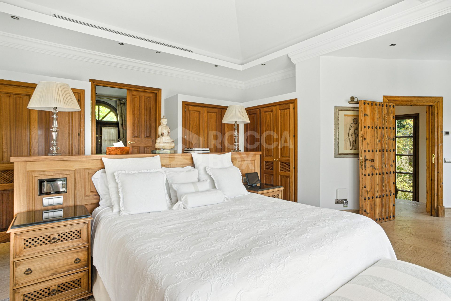 Elegant Six Bedroom, South-Facing Villa in Prestigious Lomas de Marbella Club