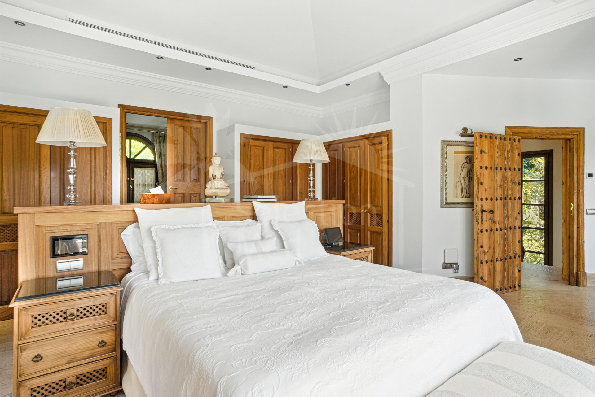 Elegante Villa de 6 dormitorios, orientada al sur en Lomas de Marbella Club