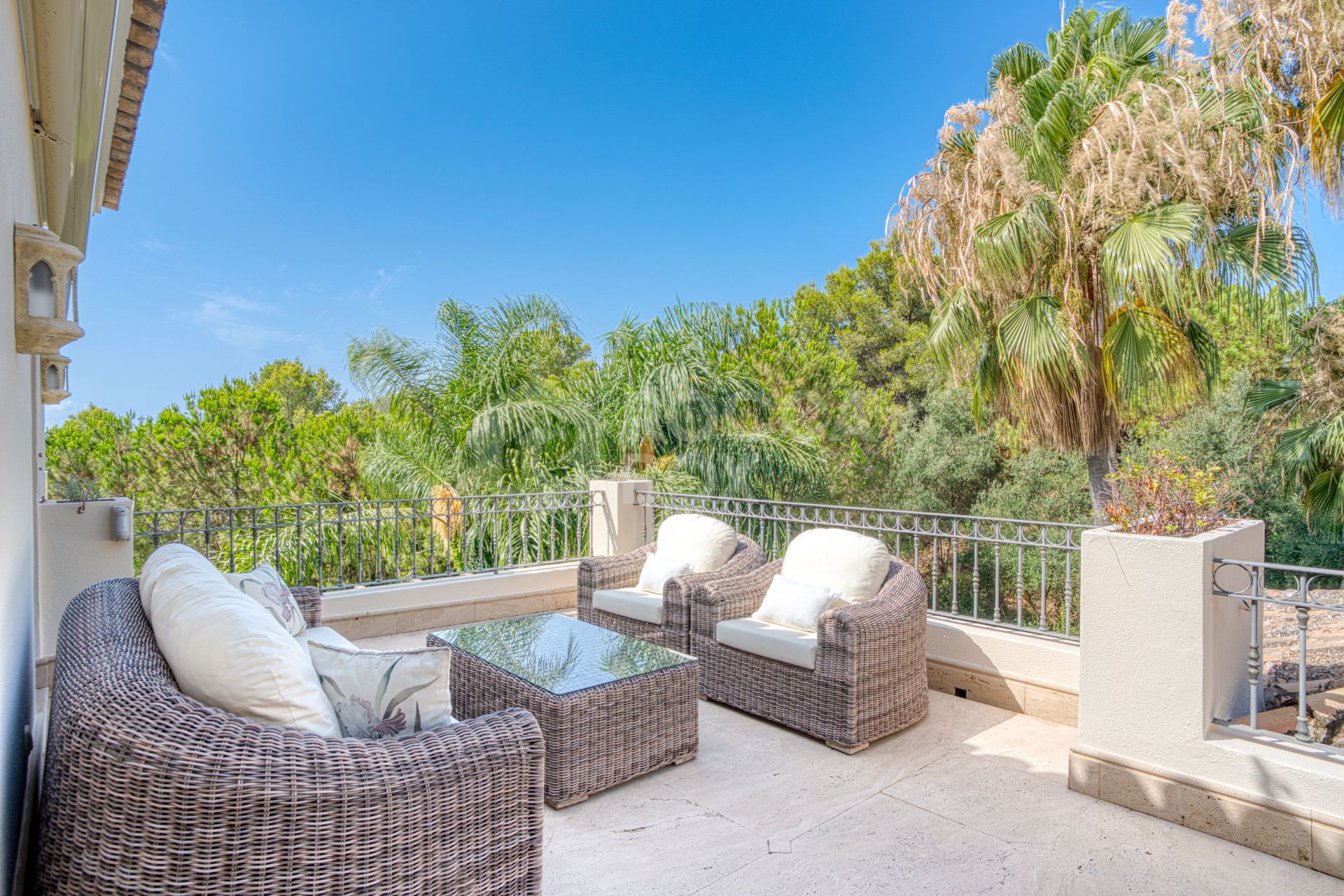 Elegant Six Bedroom, South-Facing Villa in Prestigious Lomas de Marbella Club