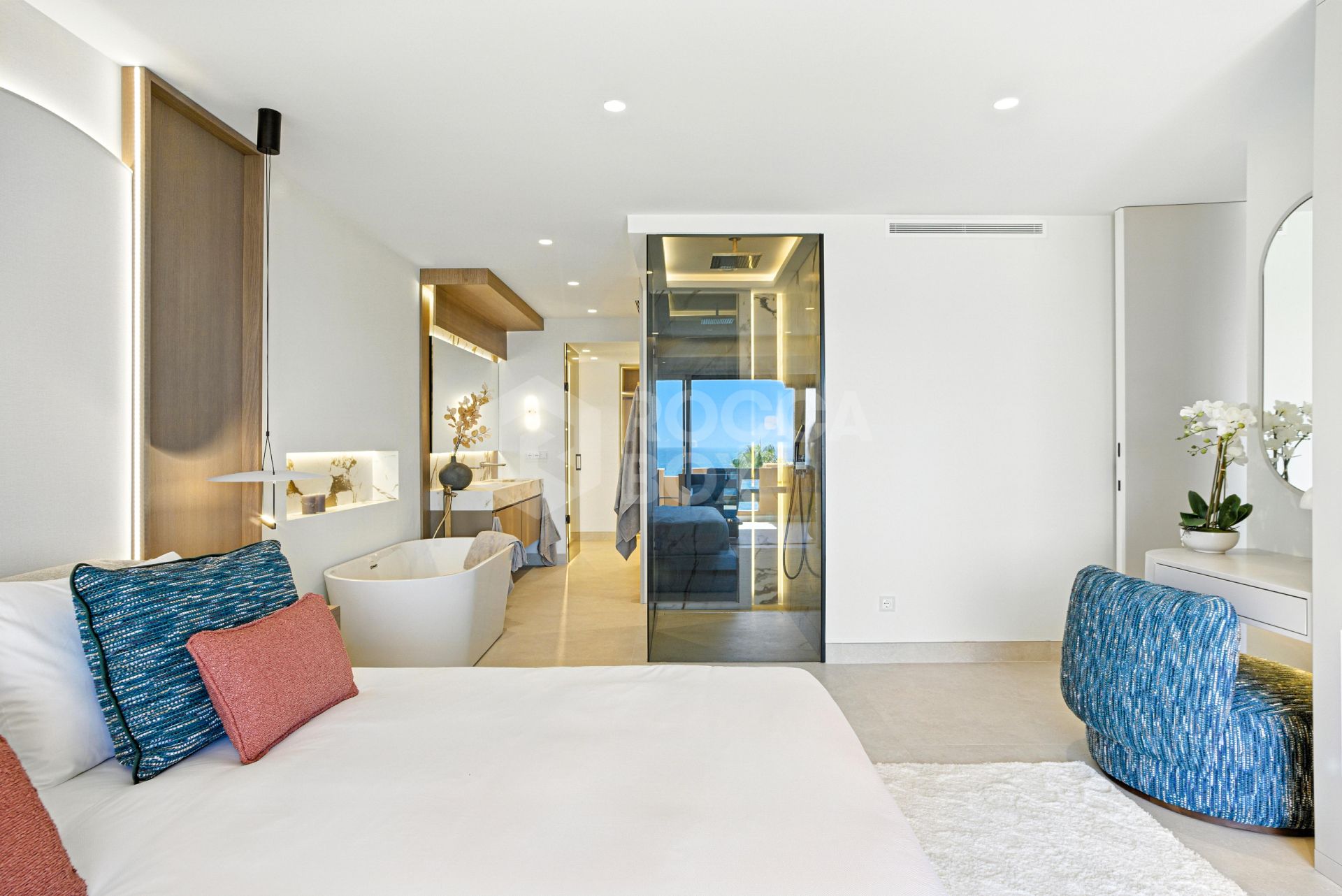 Beautiful beach front, south facing four bedroom apartment located in Los Granados del Mar on the New Golden Mile