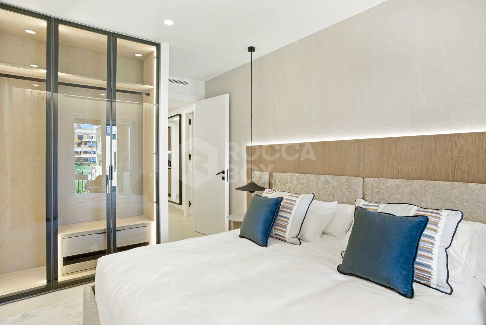 Beautiful beach front, south facing four bedroom apartment located in Los Granados del Mar on the New Golden Mile