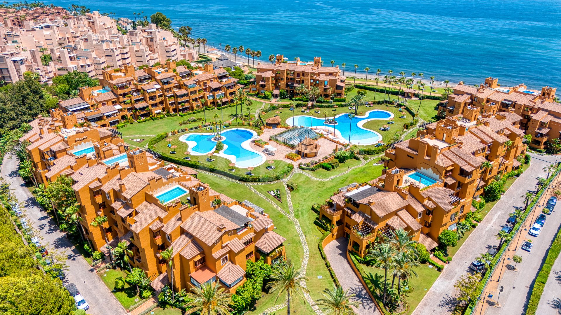 Beautiful beach front, south facing four bedroom apartment located in Los Granados del Mar on the New Golden Mile