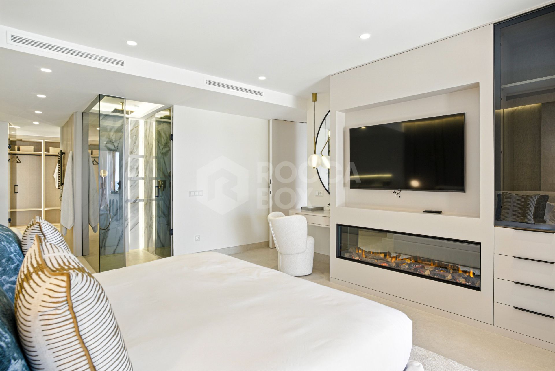 Stunning south facing, four bedroom ground floor apartment, set within the exclusive Los Granados del Mar urbanization on the New Golden Mile
