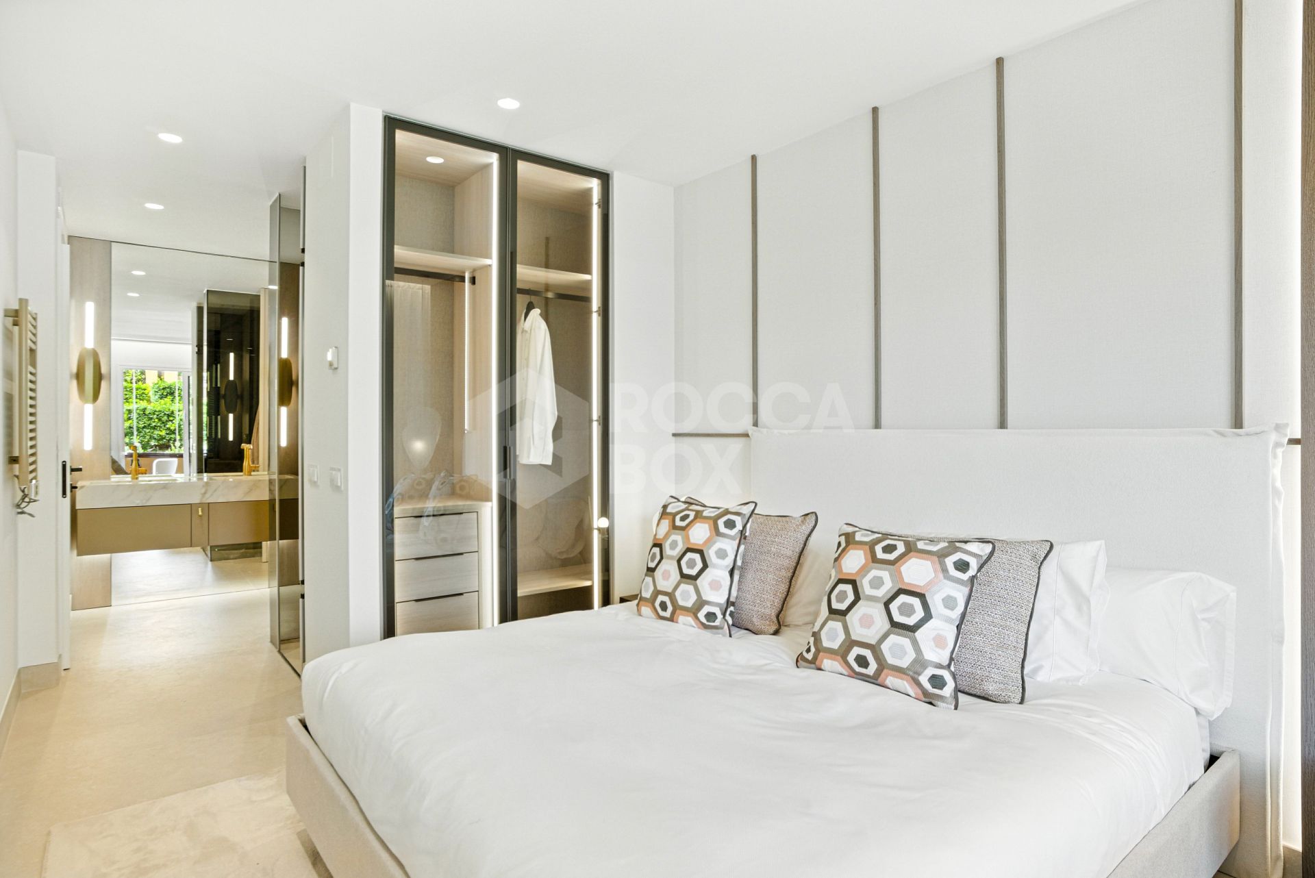 Stunning south facing, four bedroom ground floor apartment, set within the exclusive Los Granados del Mar urbanization on the New Golden Mile