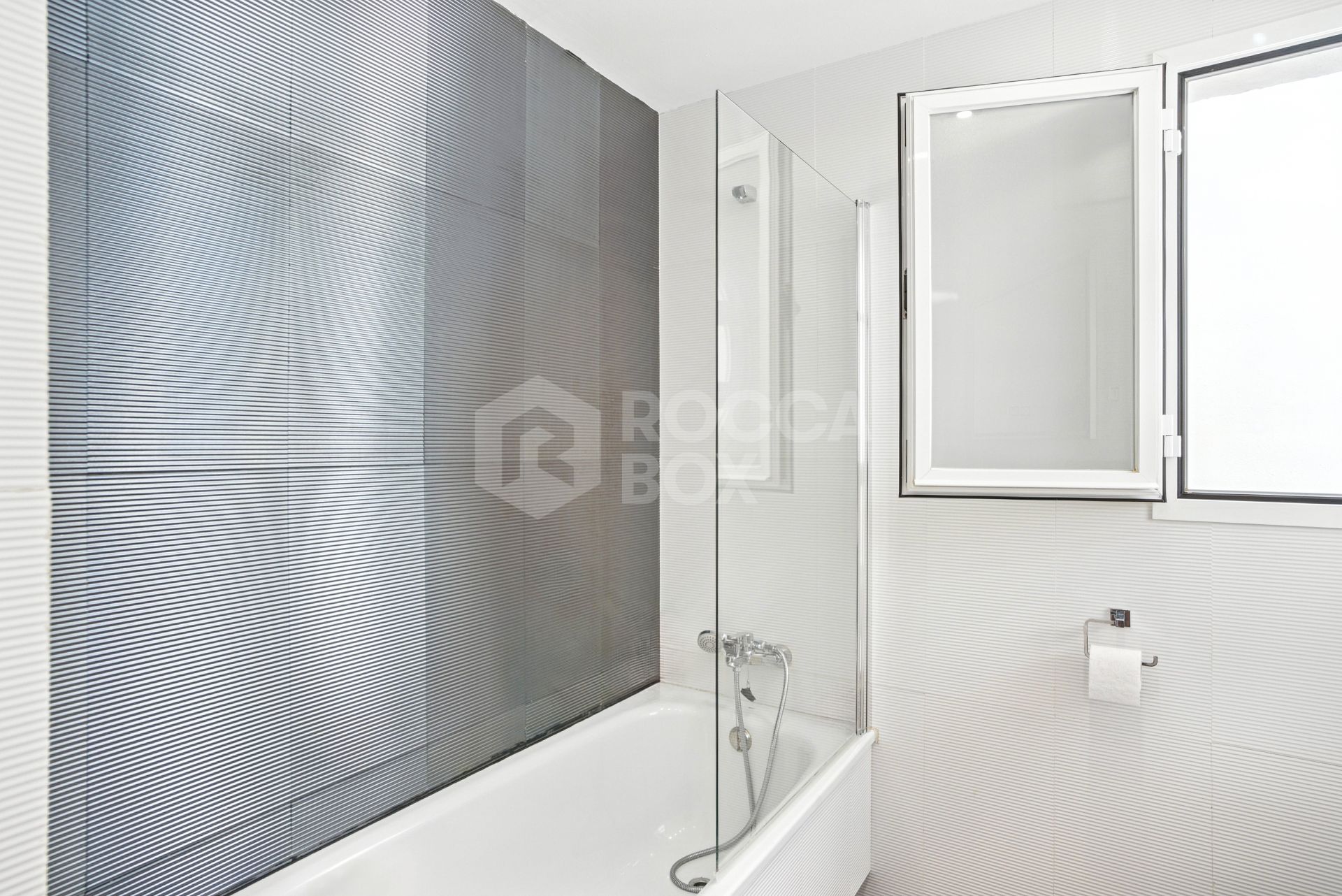 Stylish south west facing, three-bedroom semi detached townhouse located in Riviera del Sol