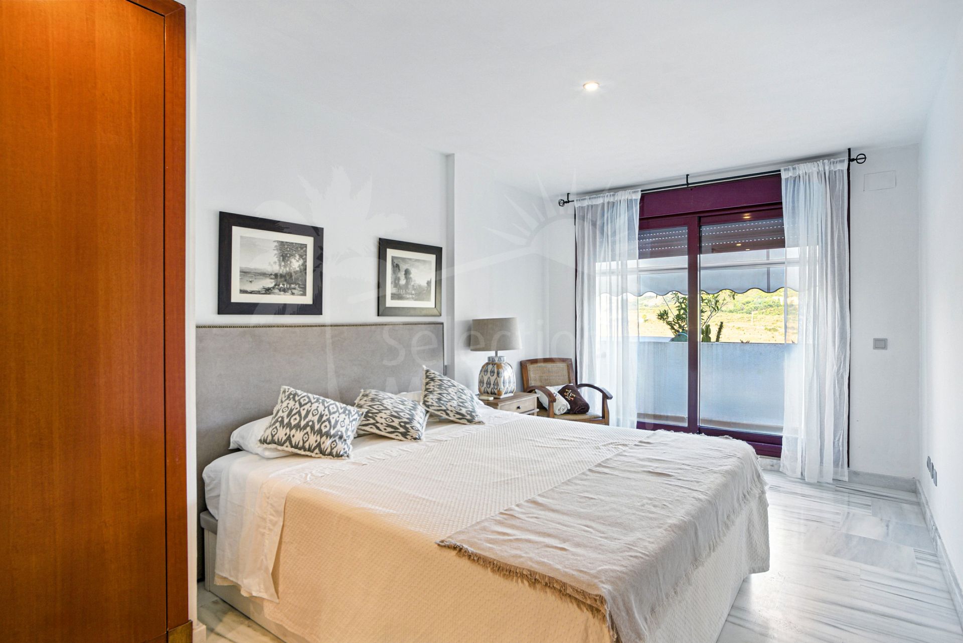 Charmante face à l'ouest, trois chambres duplex penthouse situé dans la communauté fermée Parque Botanico, Estepona