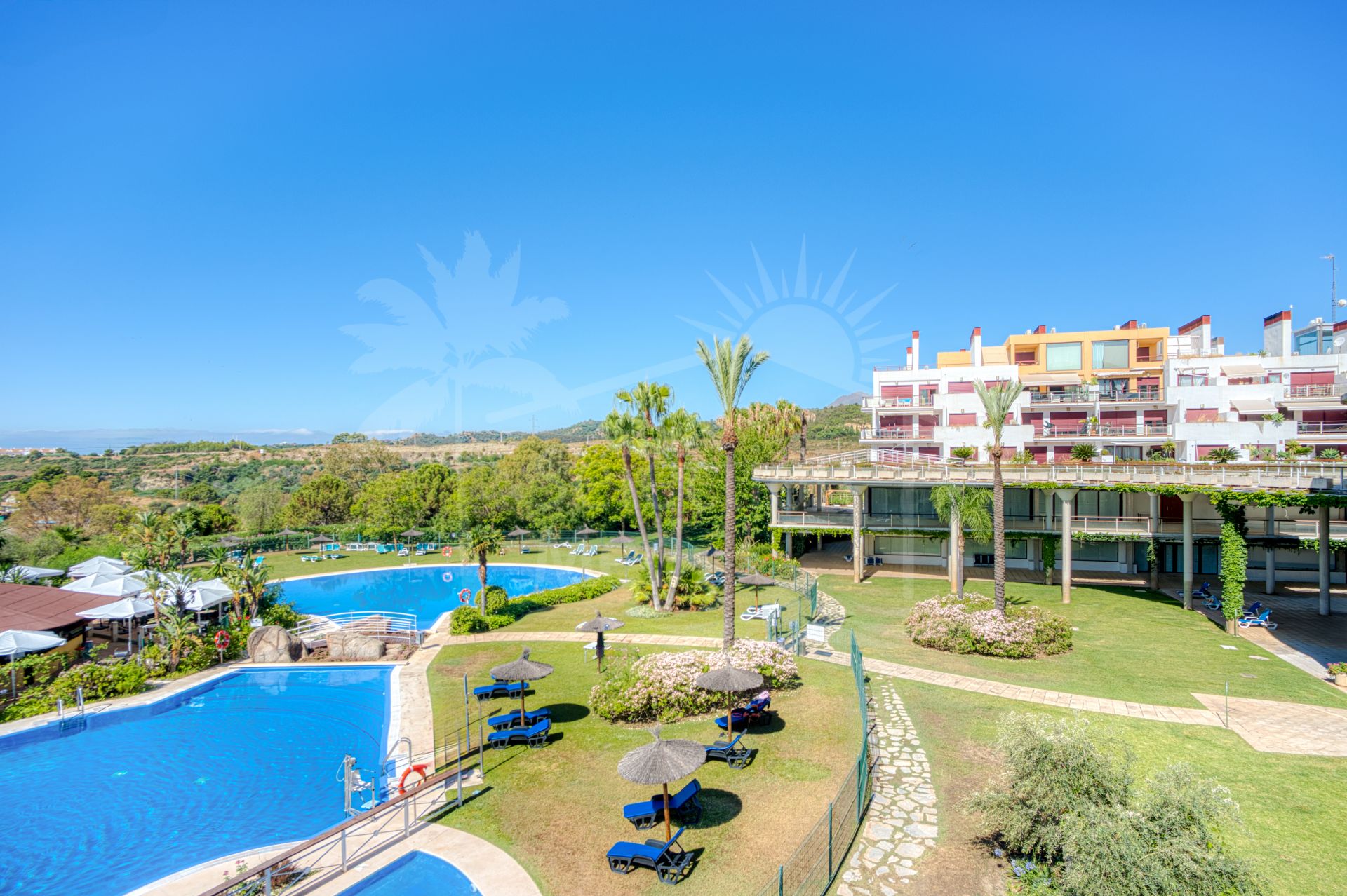 Charmante face à l'ouest, trois chambres duplex penthouse situé dans la communauté fermée Parque Botanico, Estepona
