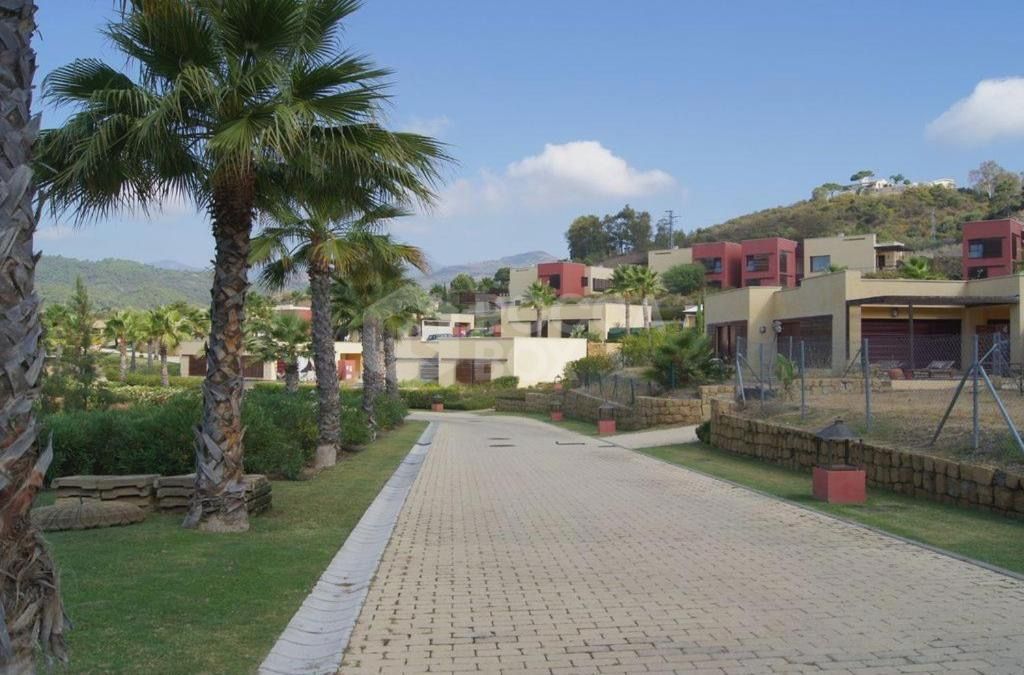 Spacious East-Facing four-Bedroom Villa with Private Pool and Guest Apartment in Benahavís