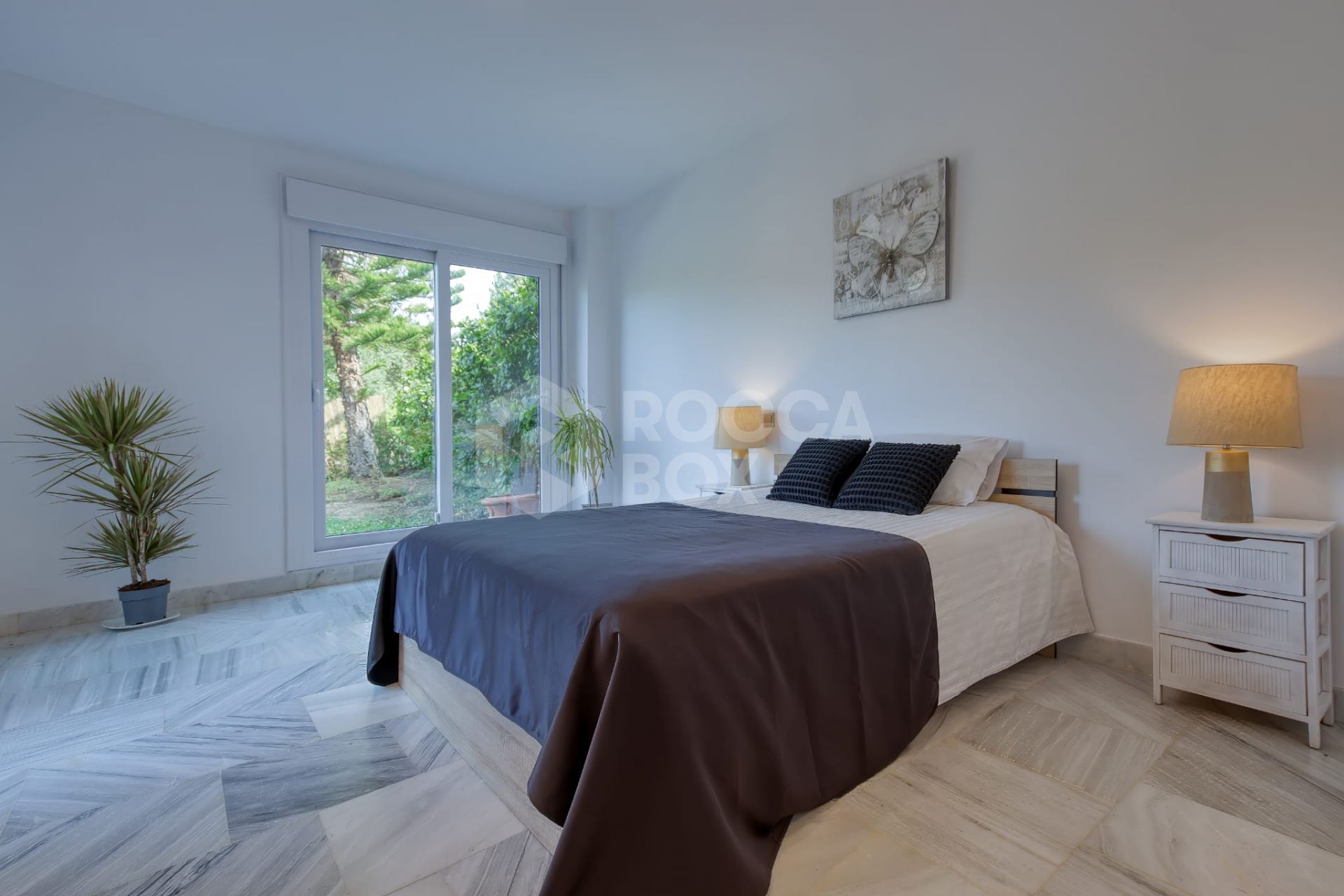 Spacious East-Facing four-Bedroom Villa with Private Pool and Guest Apartment in Benahavís