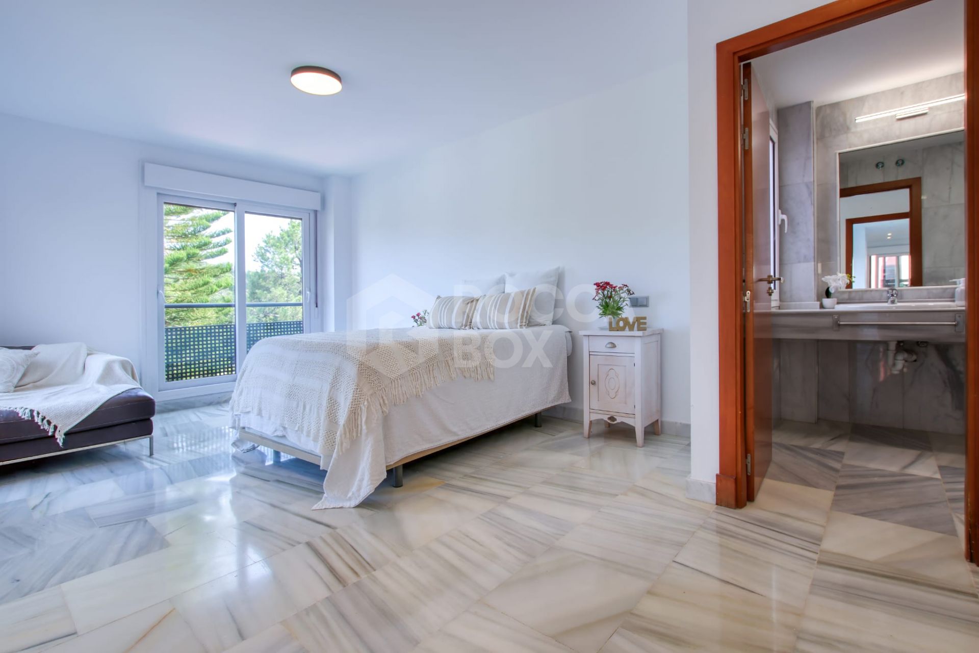 Spacious East-Facing four-Bedroom Villa with Private Pool and Guest Apartment in Benahavís
