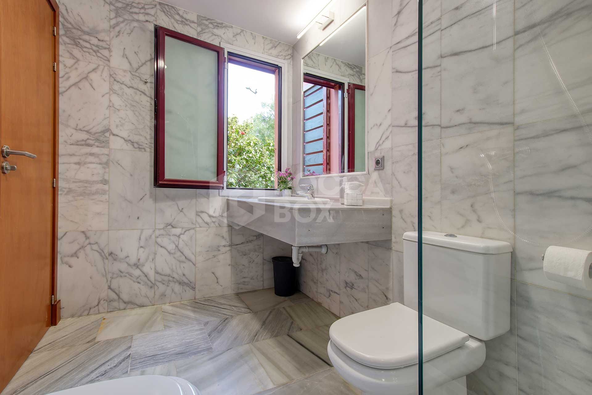 Spacious East-Facing four-Bedroom Villa with Private Pool and Guest Apartment in Benahavís