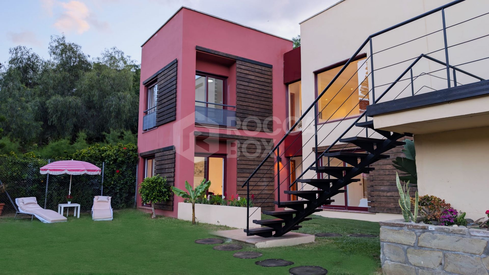 Spacious East-Facing four-Bedroom Villa with Private Pool and Guest Apartment in Benahavís