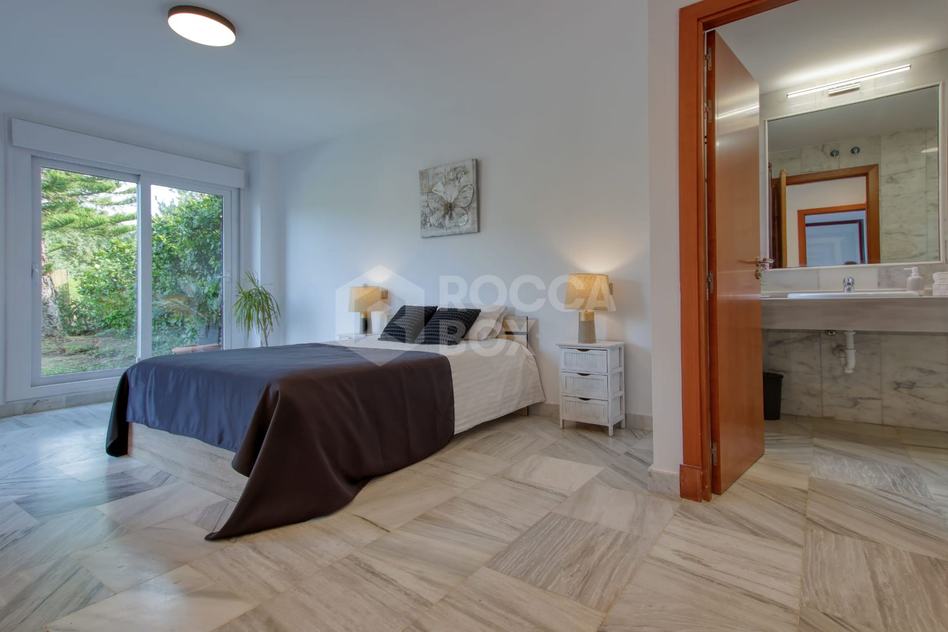 Spacious East-Facing four-Bedroom Villa with Private Pool and Guest Apartment in Benahavís