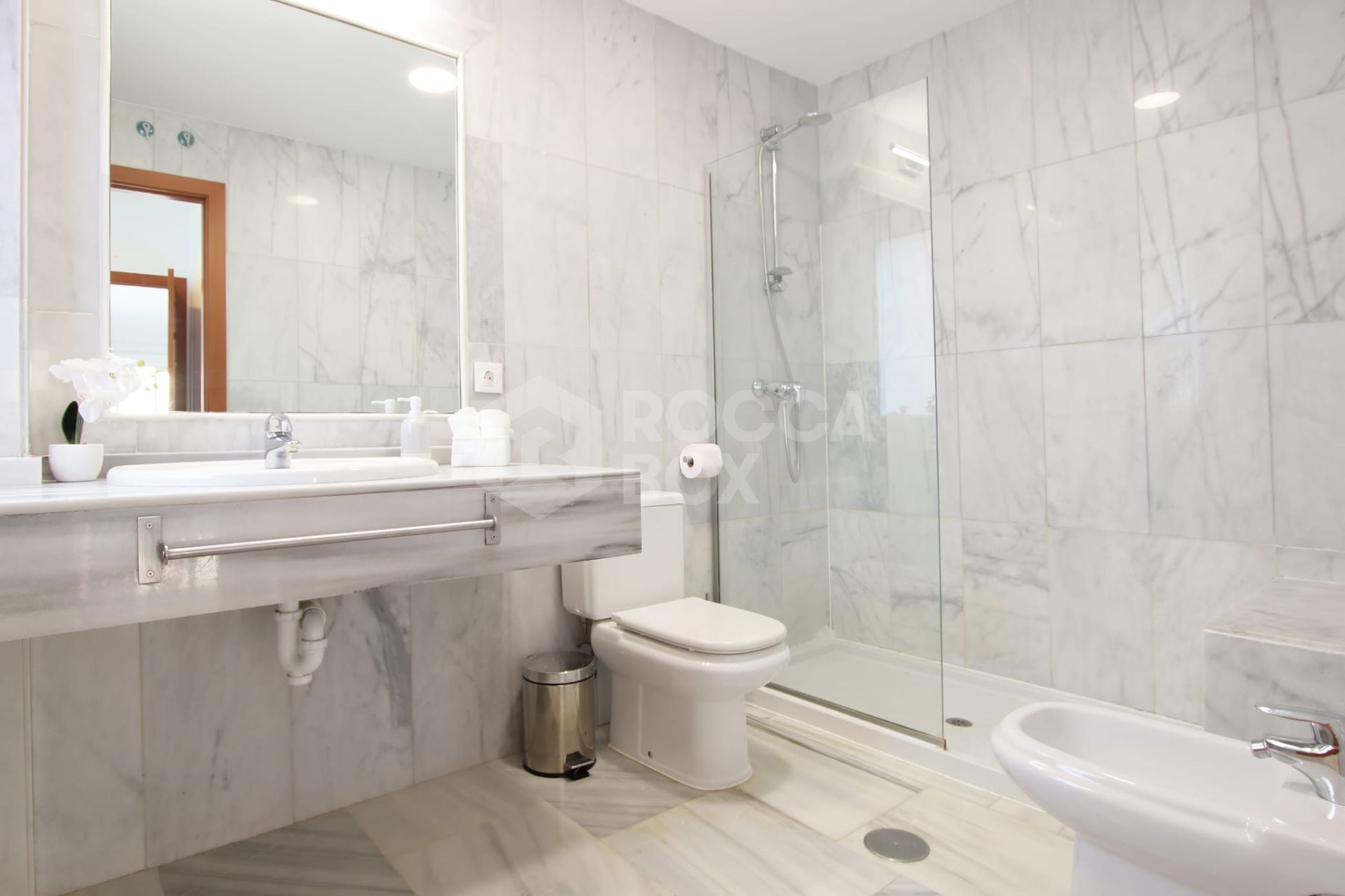 Spacious East-Facing four-Bedroom Villa with Private Pool and Guest Apartment in Benahavís
