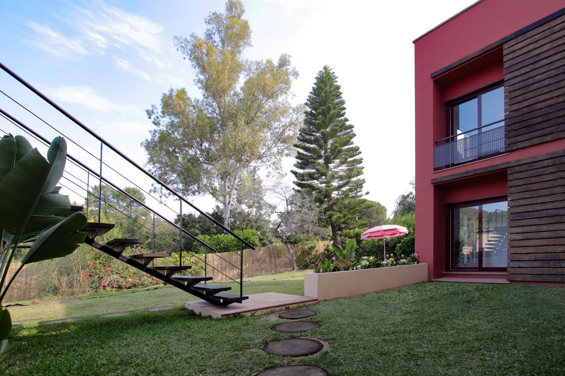 Spacious East-Facing four-Bedroom Villa with Private Pool and Guest Apartment in Benahavís