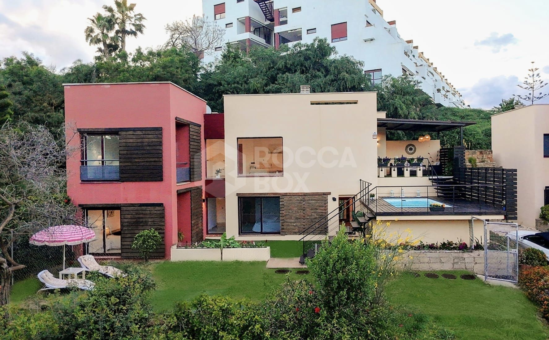 Spacious East-Facing four-Bedroom Villa with Private Pool and Guest Apartment in Benahavís