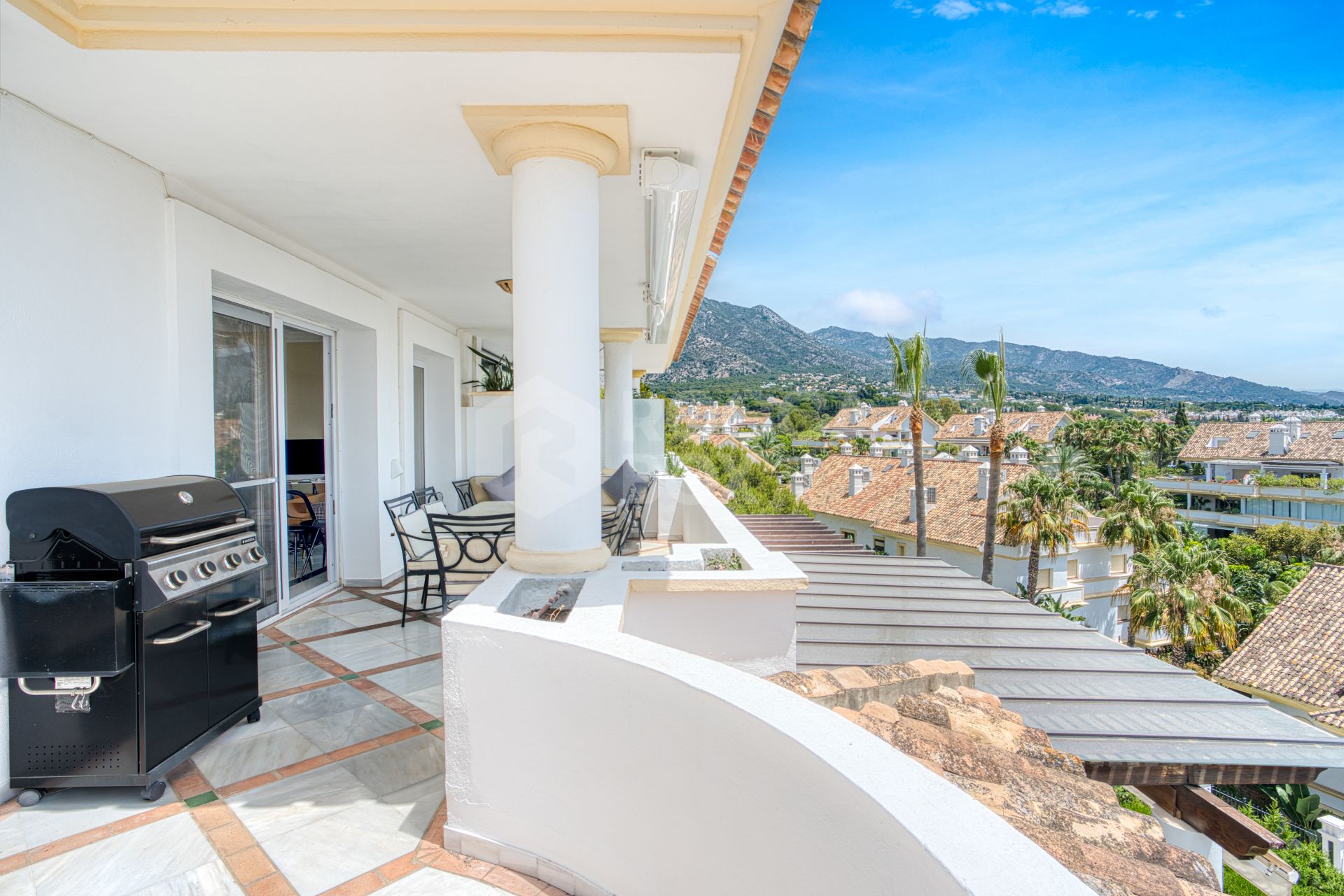 Wonderful three bedroom, south east facing duplex penthouse in the exclusive and gated community of Monte Paraiso on the Golden Mile