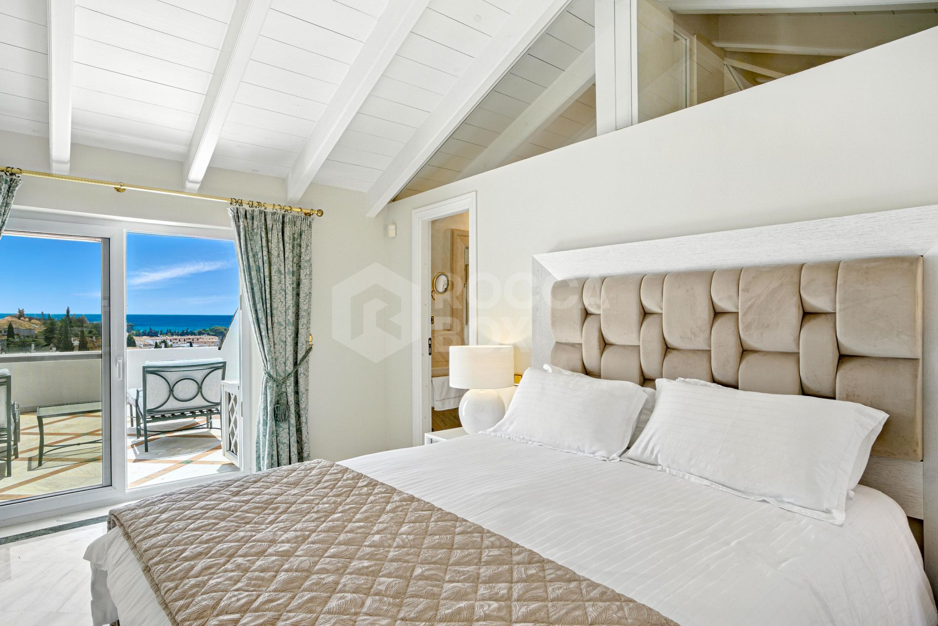 Wonderful three bedroom, south east facing duplex penthouse in the exclusive and gated community of Monte Paraiso on the Golden Mile