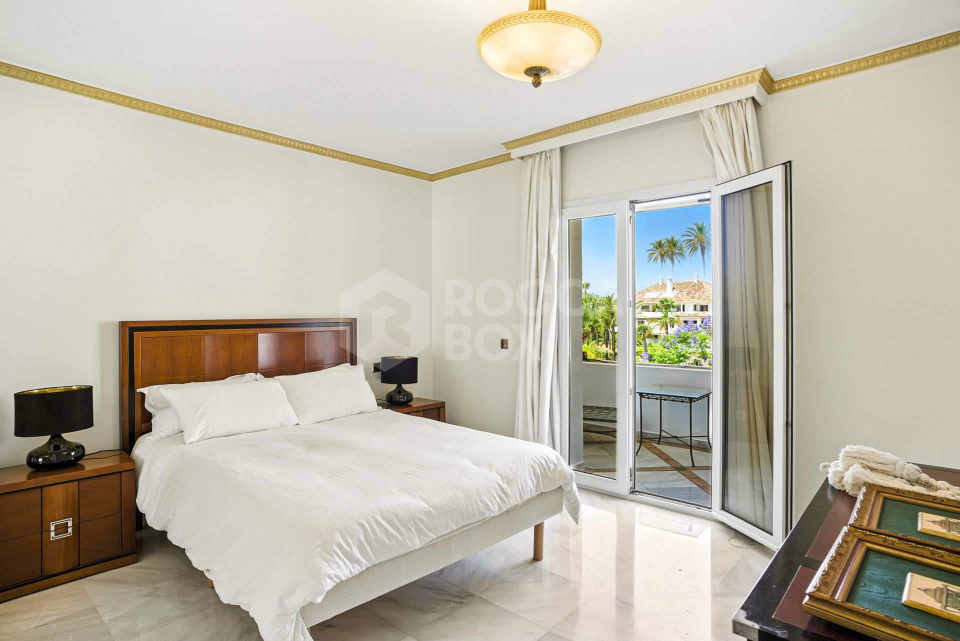 Wonderful three bedroom, south east facing duplex penthouse in the exclusive and gated community of Monte Paraiso on the Golden Mile