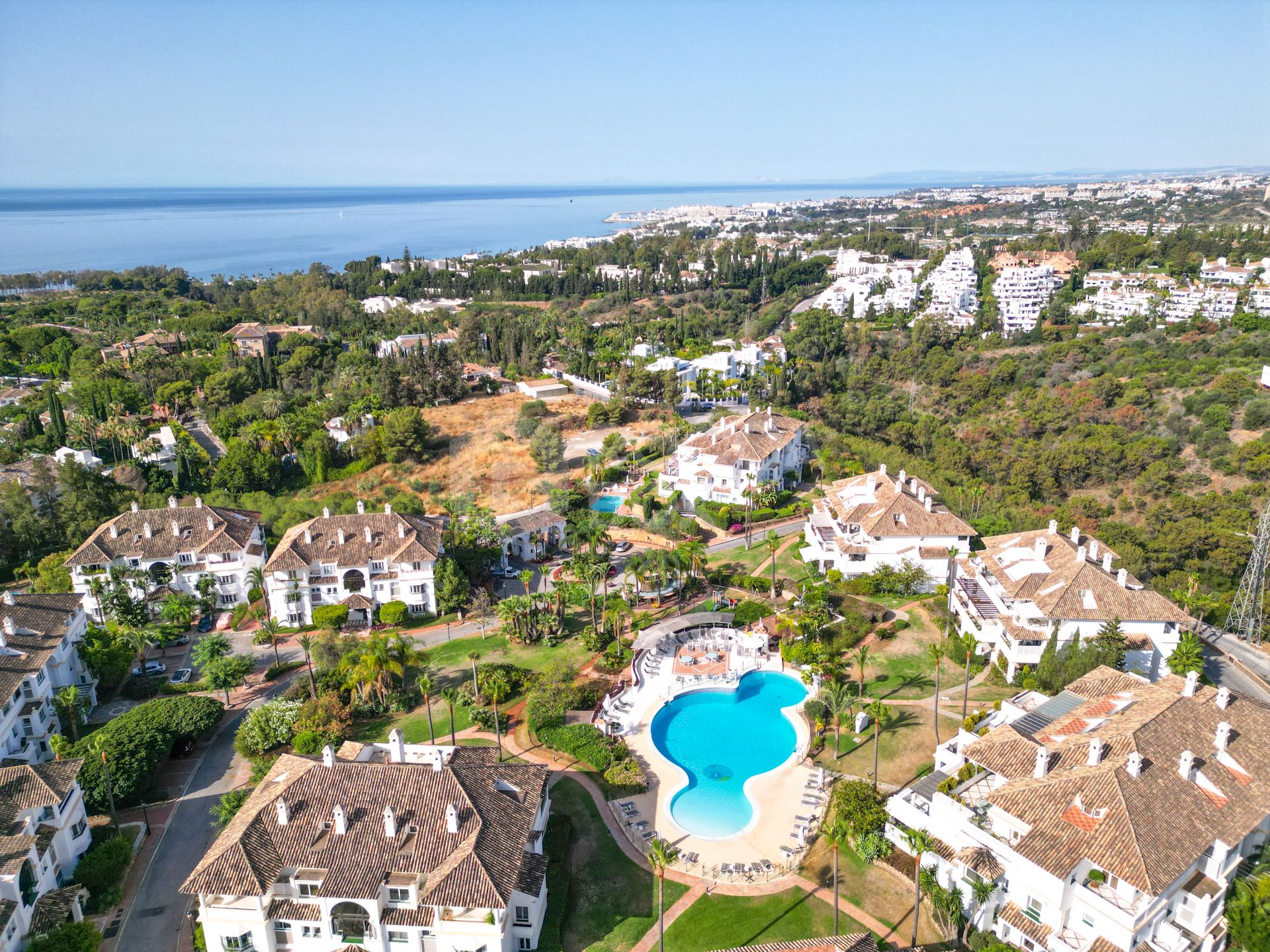 Wonderful three bedroom, south east facing duplex penthouse in the exclusive and gated community of Monte Paraiso on the Golden Mile