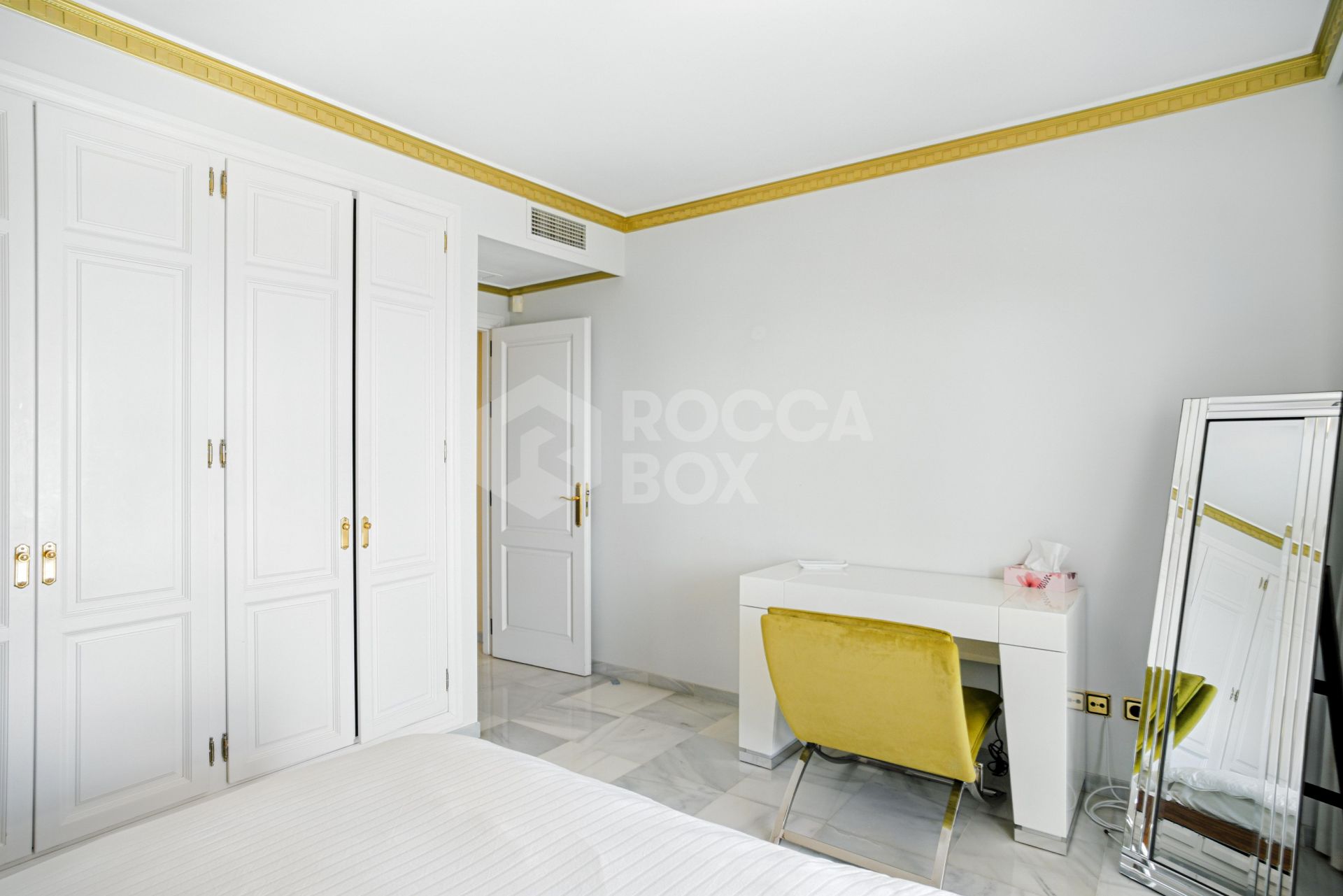 Wonderful three bedroom, south east facing duplex penthouse in the exclusive and gated community of Monte Paraiso on the Golden Mile