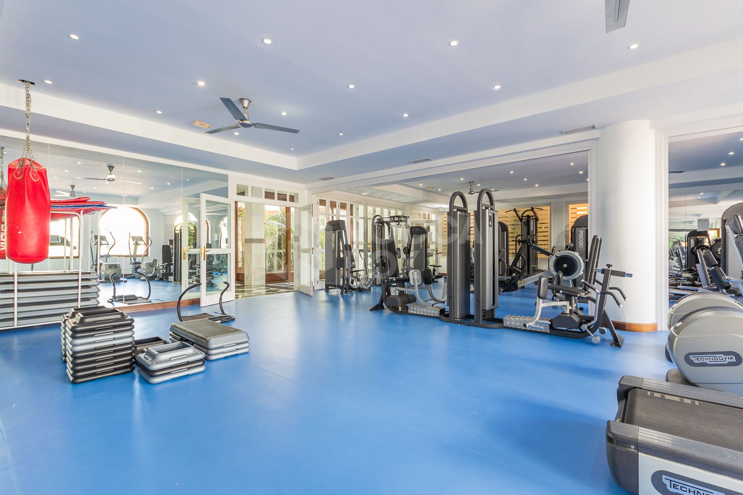 Wonderful three bedroom, south east facing duplex penthouse in the exclusive and gated community of Monte Paraiso on the Golden Mile