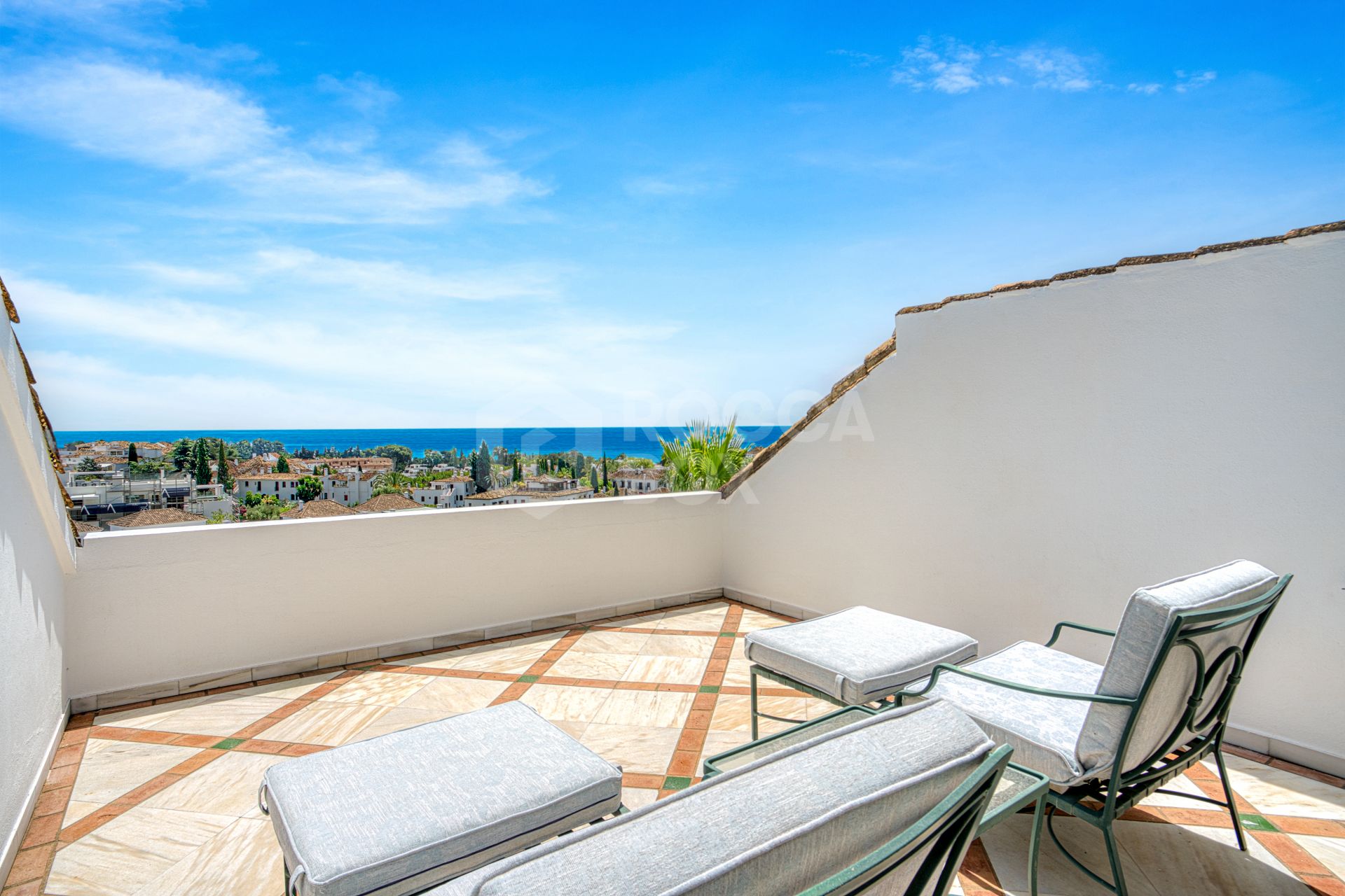 Wonderful three bedroom, south east facing duplex penthouse in the exclusive and gated community of Monte Paraiso on the Golden Mile