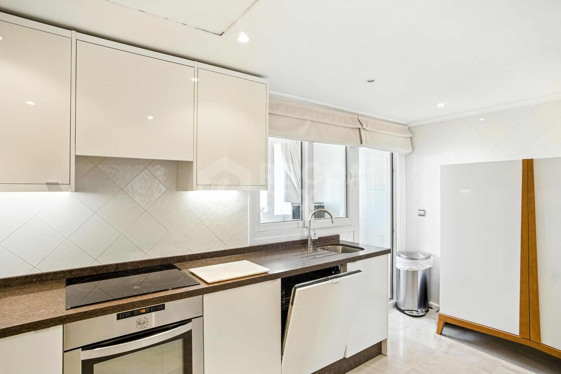 Wonderful three bedroom, south east facing duplex penthouse in the exclusive and gated community of Monte Paraiso on the Golden Mile