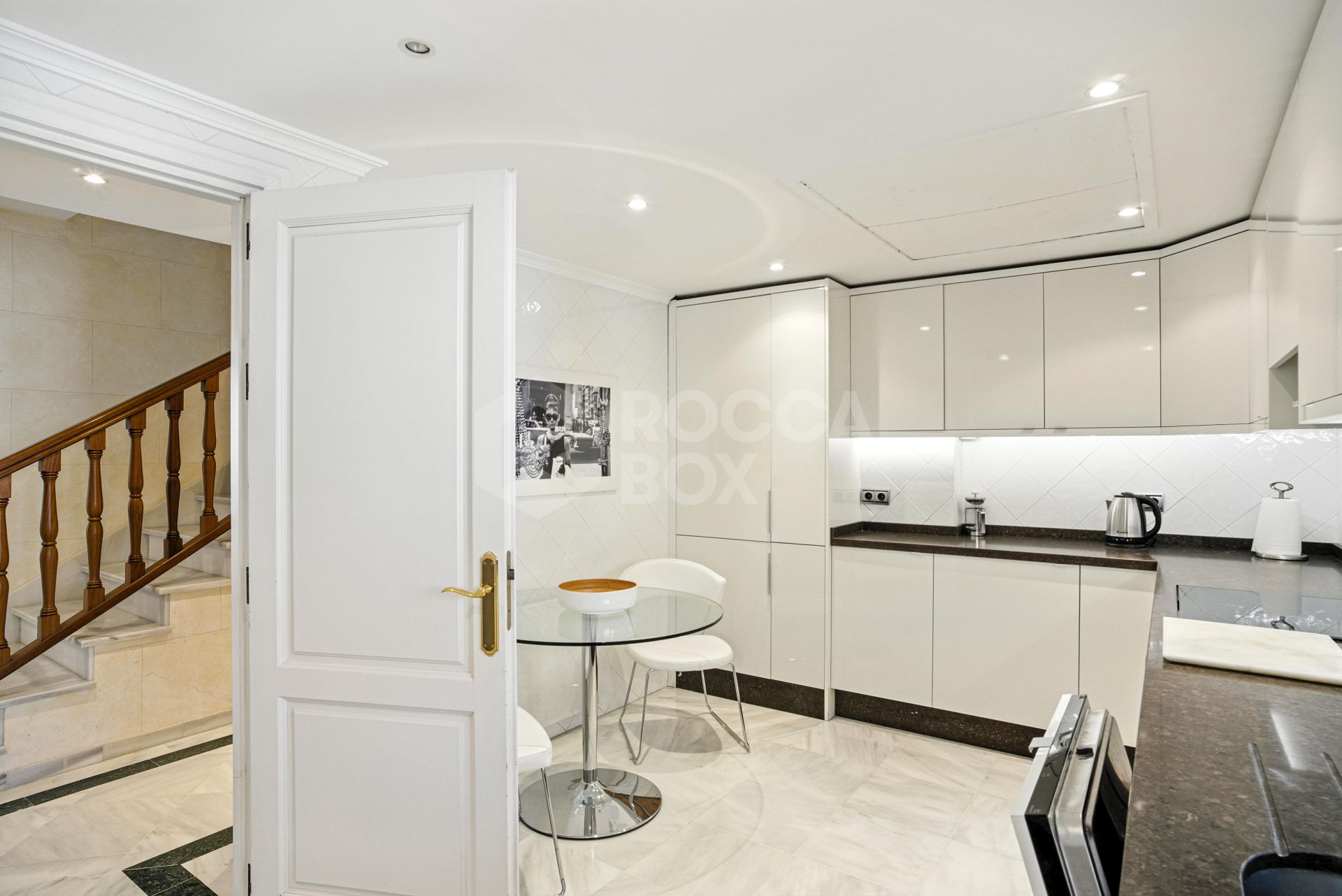 Wonderful three bedroom, south east facing duplex penthouse in the exclusive and gated community of Monte Paraiso on the Golden Mile