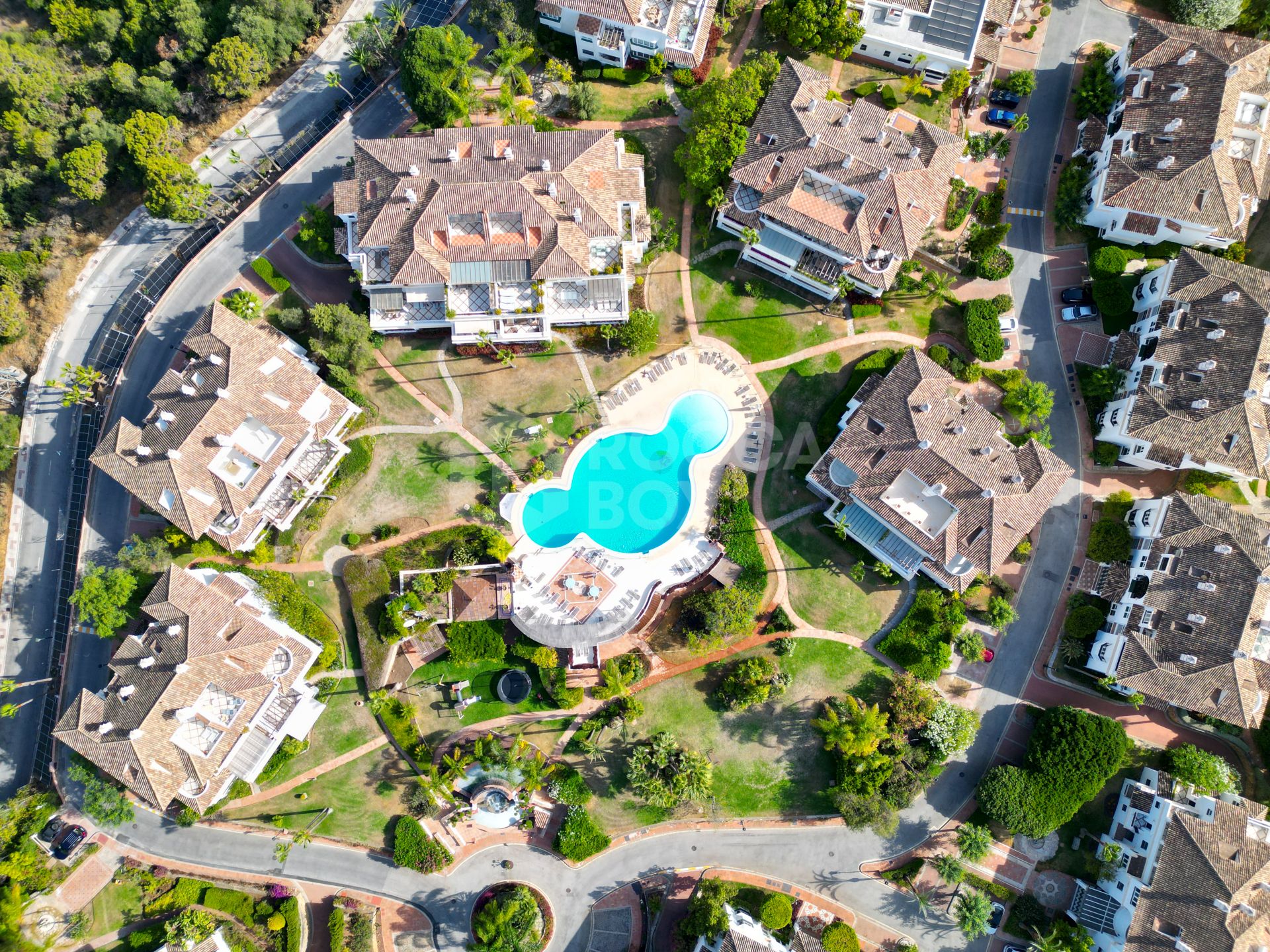 Wonderful three bedroom, south east facing duplex penthouse in the exclusive and gated community of Monte Paraiso on the Golden Mile