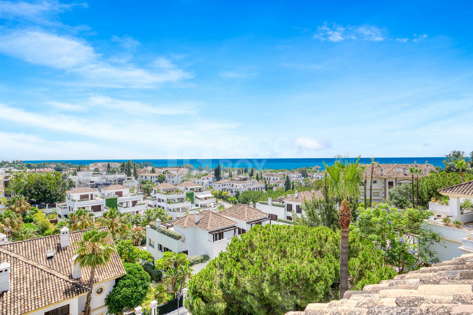 Wonderful three bedroom, south east facing duplex penthouse in the exclusive and gated community of Monte Paraiso on the Golden Mile