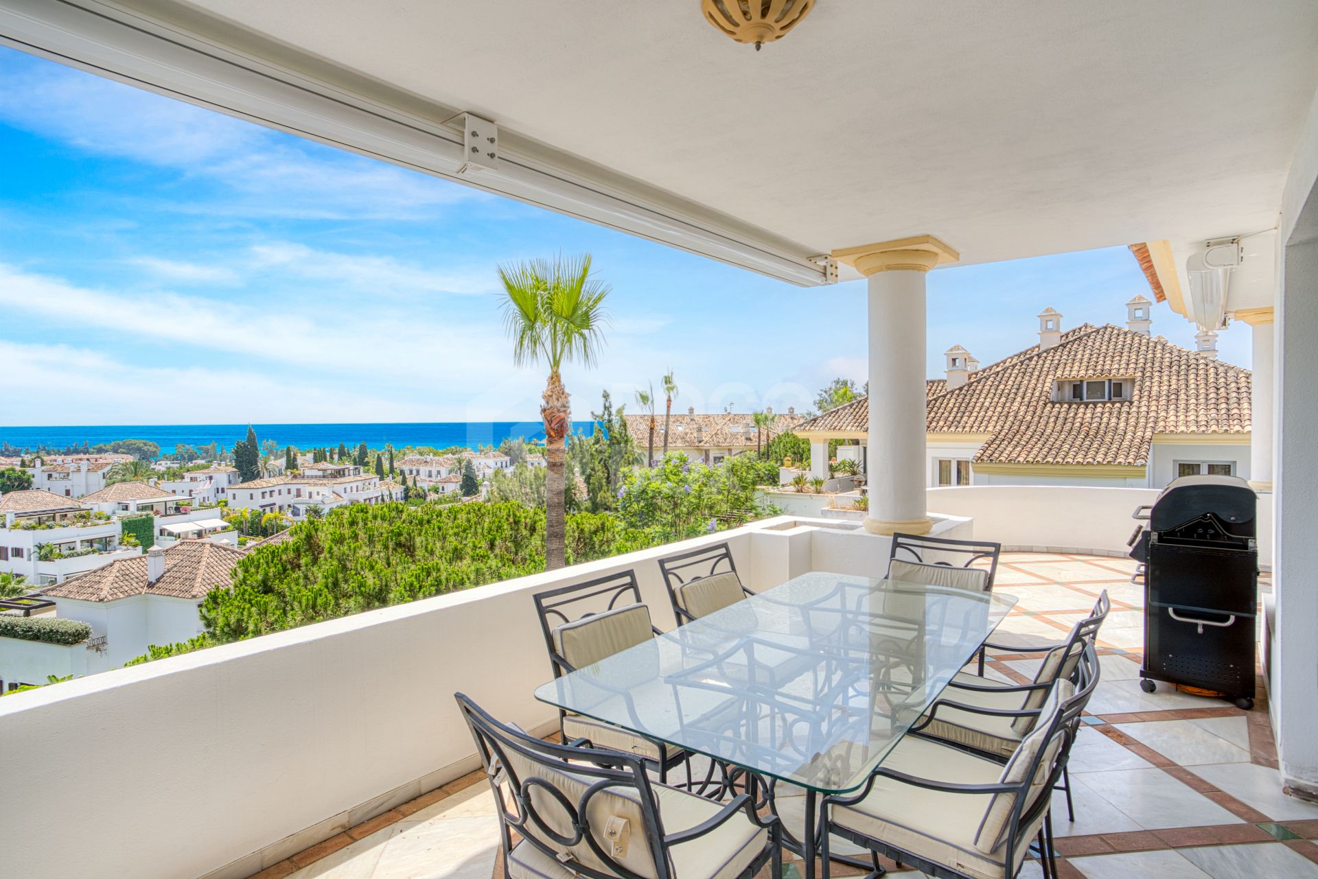 Wonderful three bedroom, south east facing duplex penthouse in the exclusive and gated community of Monte Paraiso on the Golden Mile