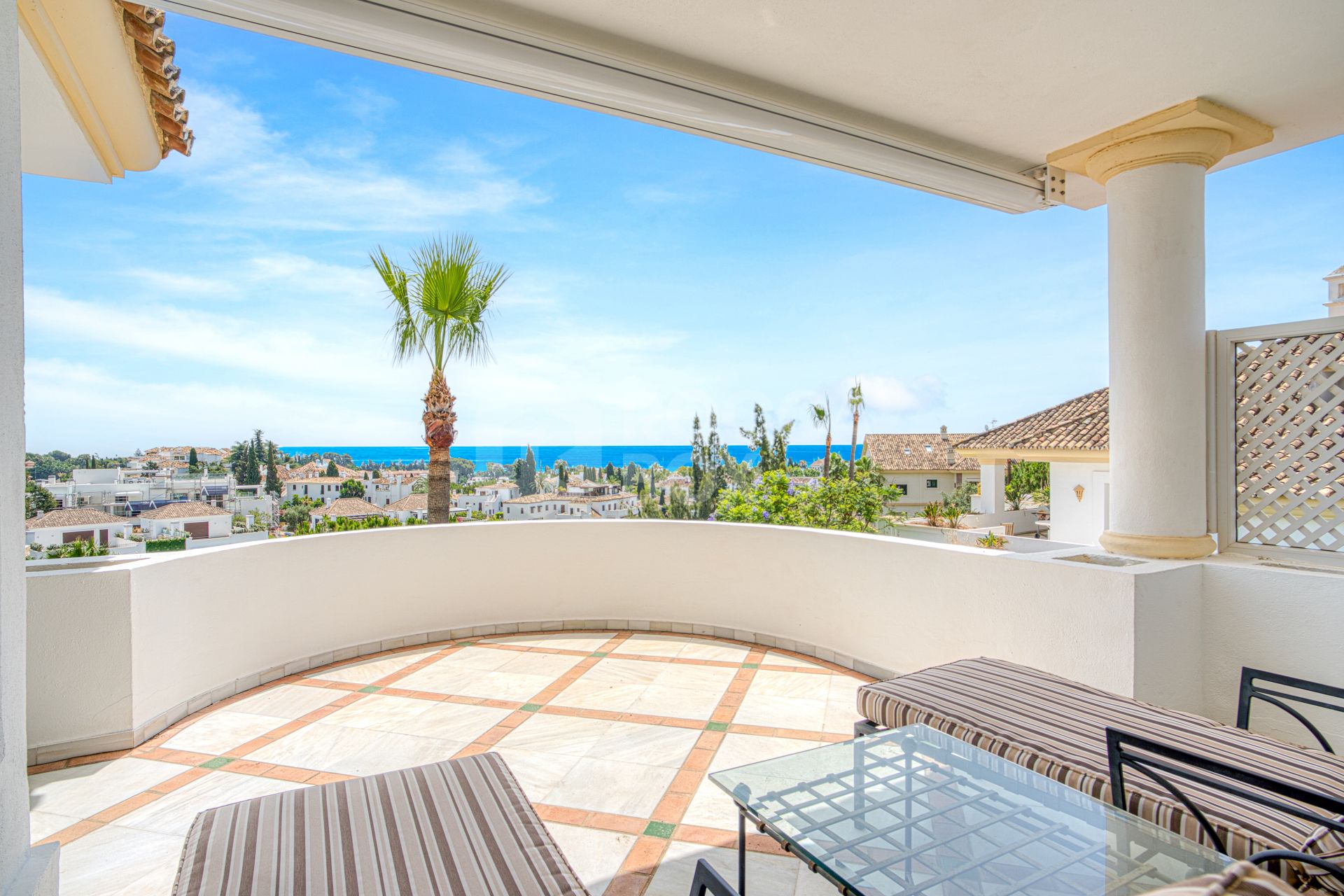 Wonderful three bedroom, south east facing duplex penthouse in the exclusive and gated community of Monte Paraiso on the Golden Mile