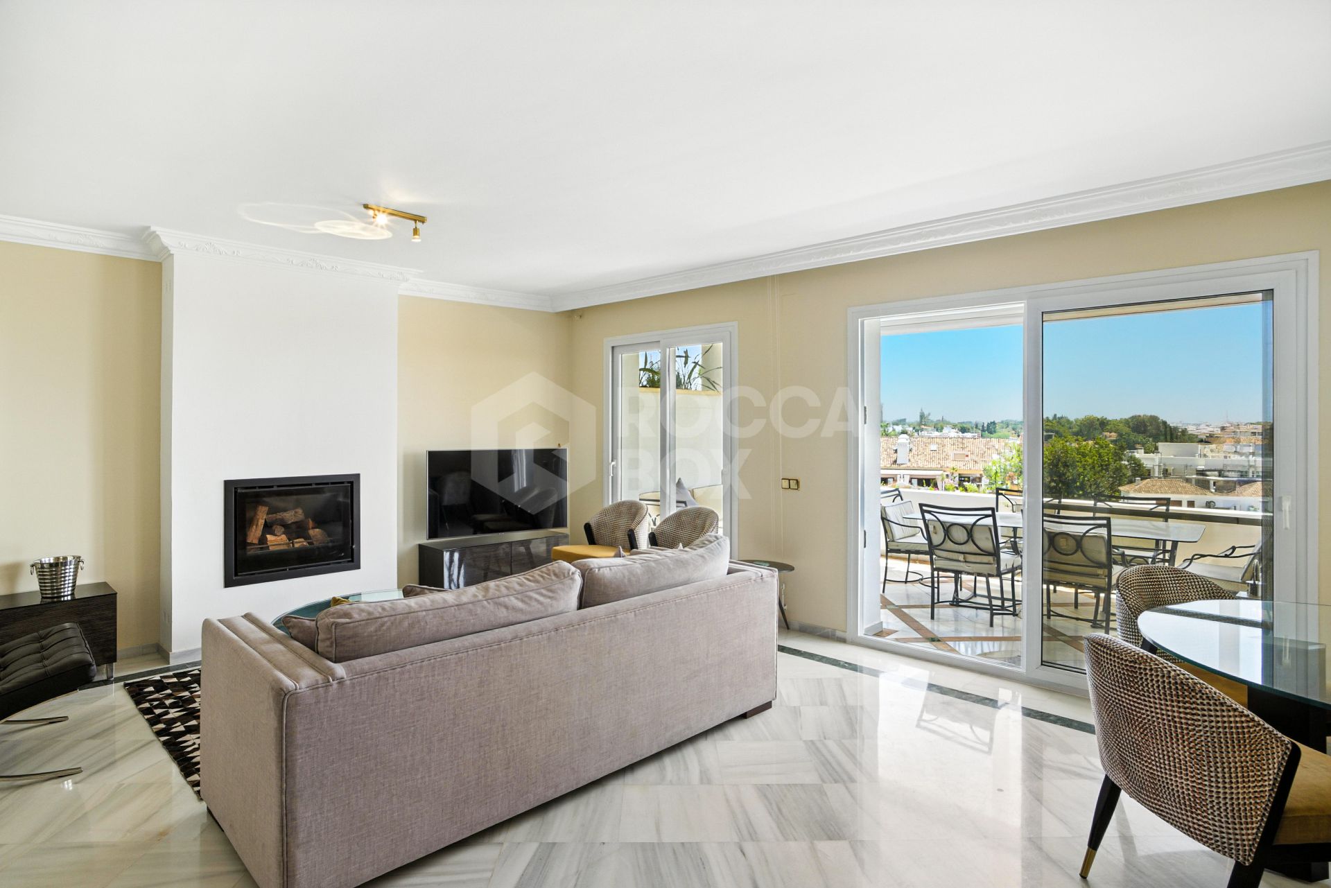 Wonderful three bedroom, south east facing duplex penthouse in the exclusive and gated community of Monte Paraiso on the Golden Mile