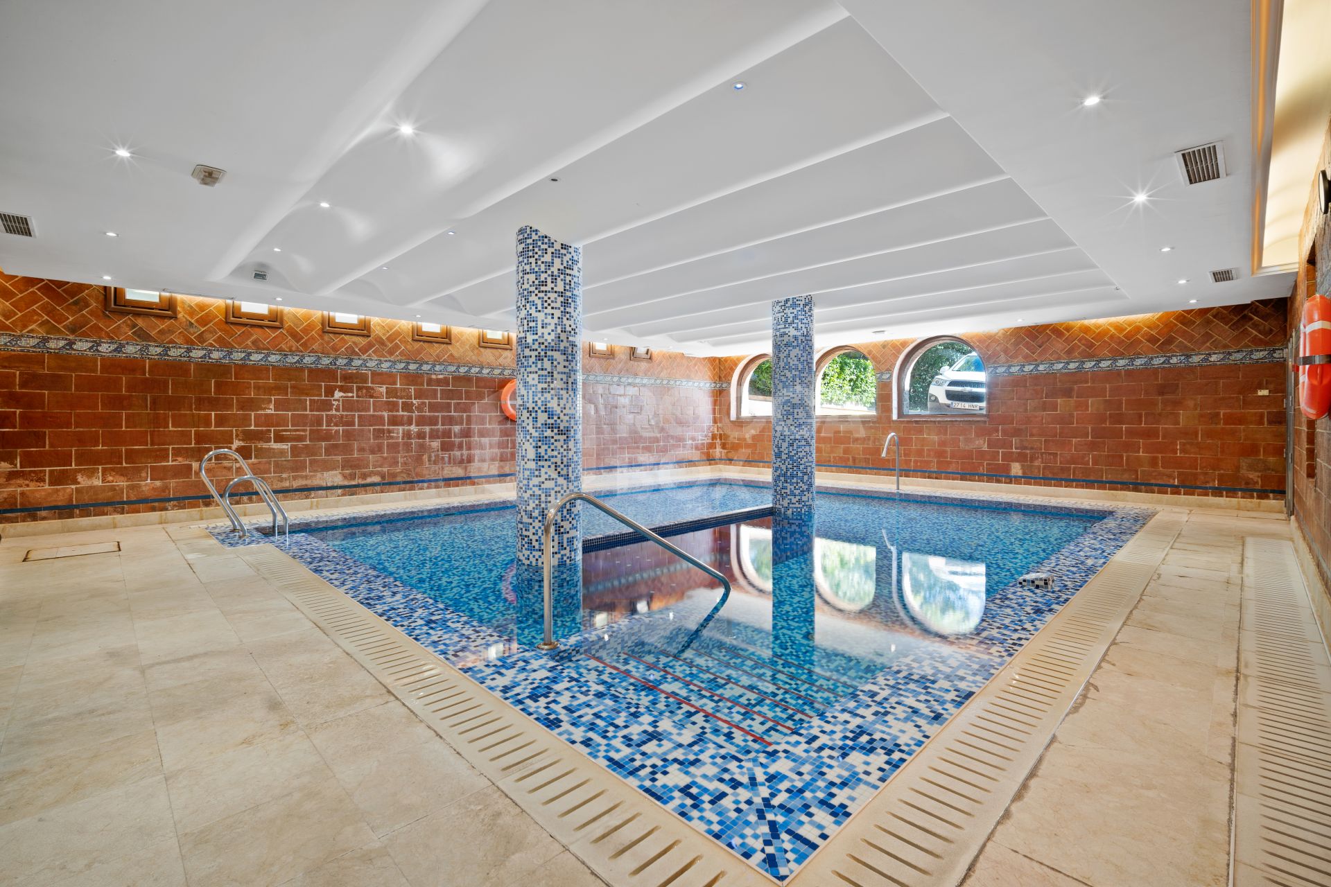 Wonderful three bedroom, south east facing duplex penthouse in the exclusive and gated community of Monte Paraiso on the Golden Mile