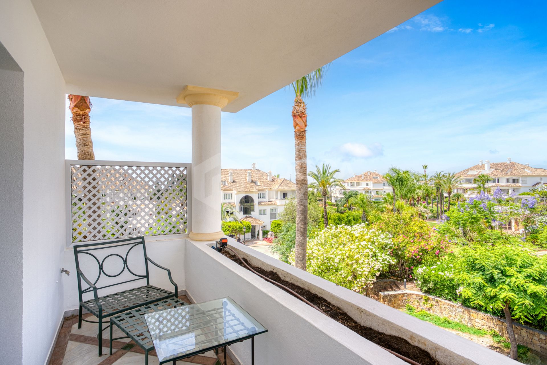 Wonderful three bedroom, south east facing duplex penthouse in the exclusive and gated community of Monte Paraiso on the Golden Mile