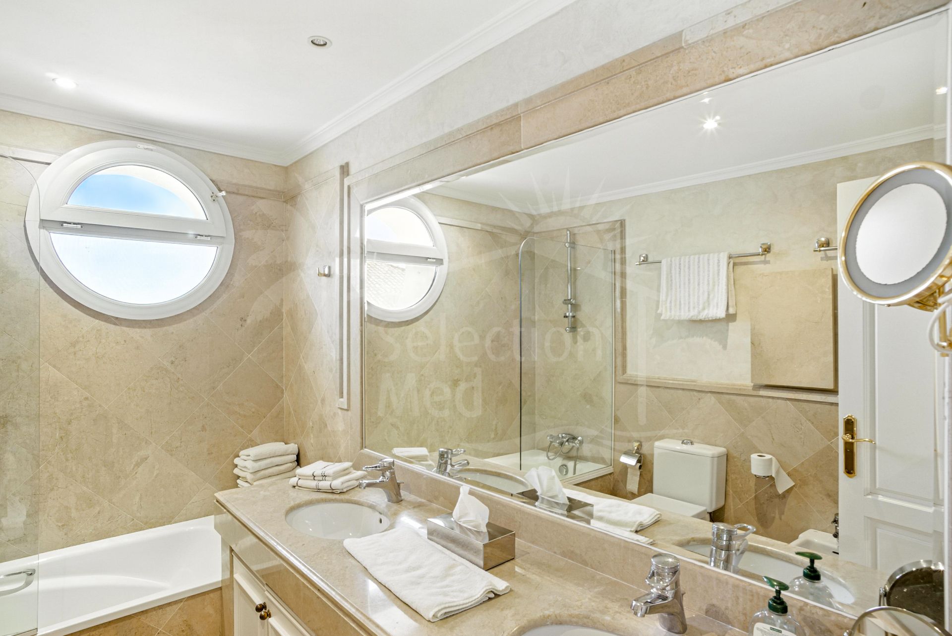 Wonderful three bedroom, south east facing duplex penthouse in the exclusive and gated community of Monte Paraiso on the Golden Mile