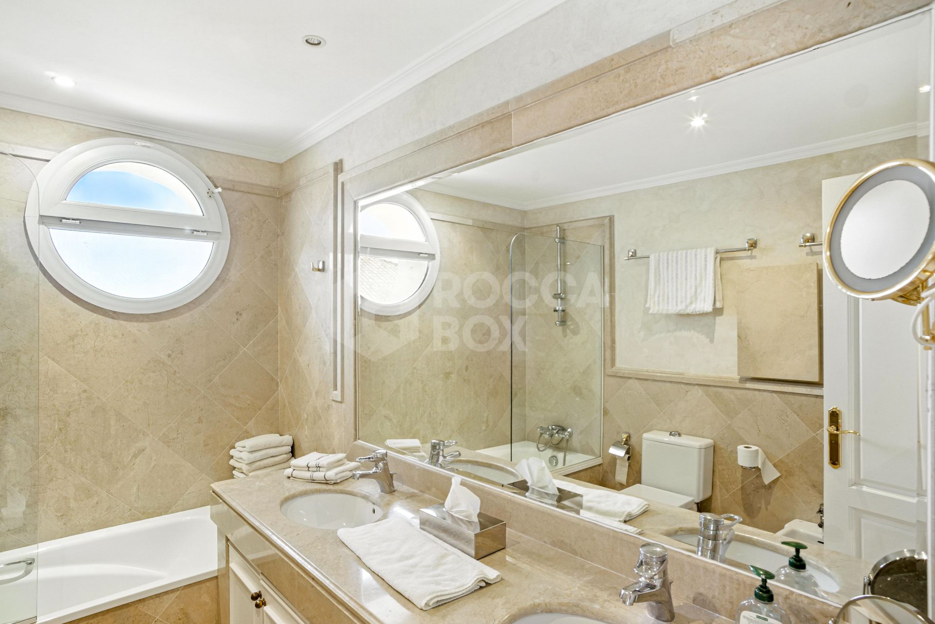 Wonderful three bedroom, south east facing duplex penthouse in the exclusive and gated community of Monte Paraiso on the Golden Mile